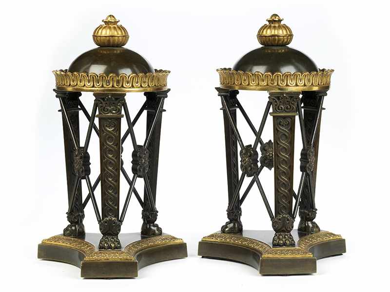 Paar klassizistische Tisch- oder Kaminaufsätze Höhe: je 34 cm. 19. Jahrhundert. In Bronze, - Image 2 of 7