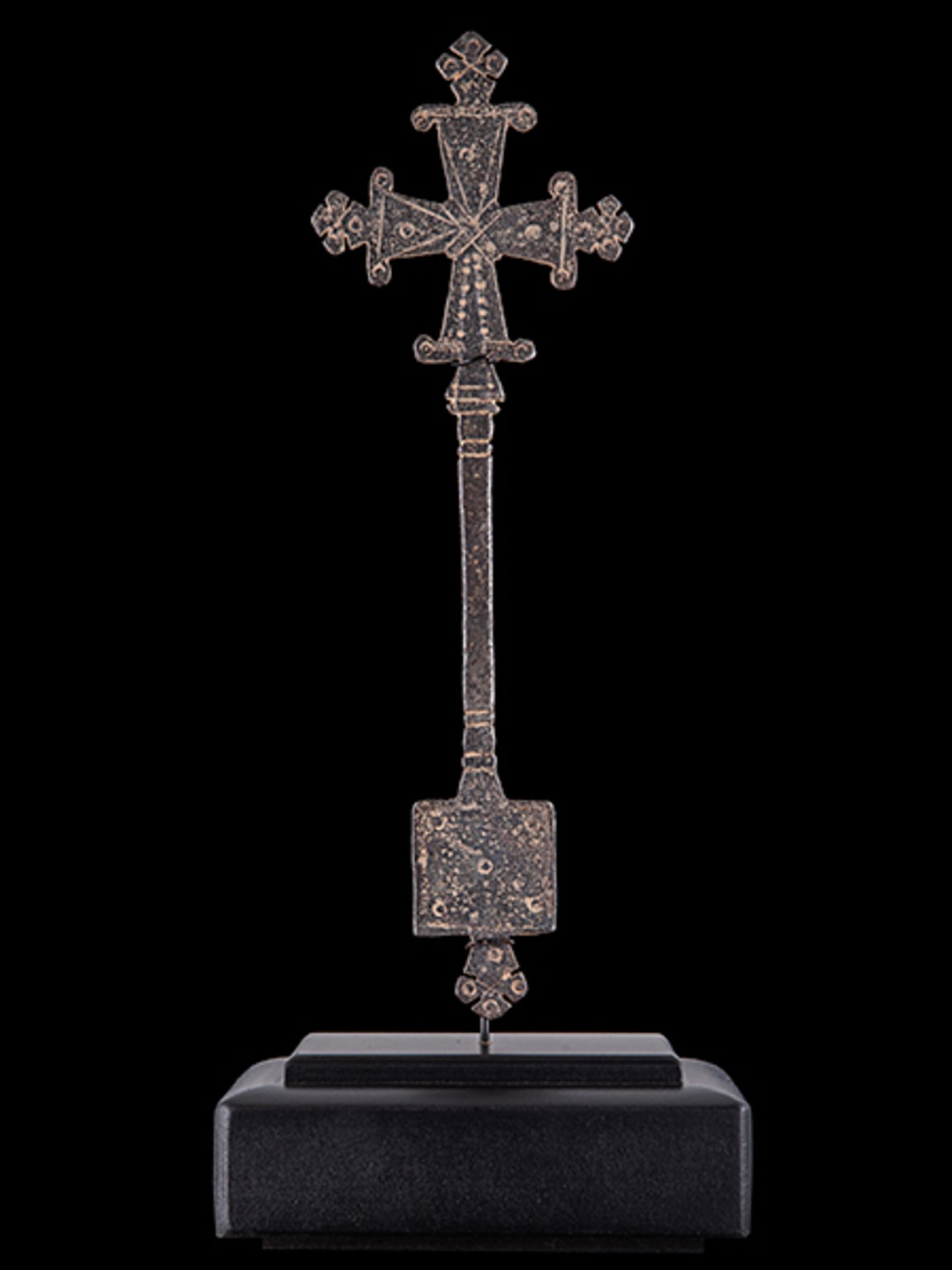 Äthiopisches Segenskreuz Höhe: 21,5 cm. Äthiopien, 19. Jahrhundert. Eisenbronze, geschmiedet,