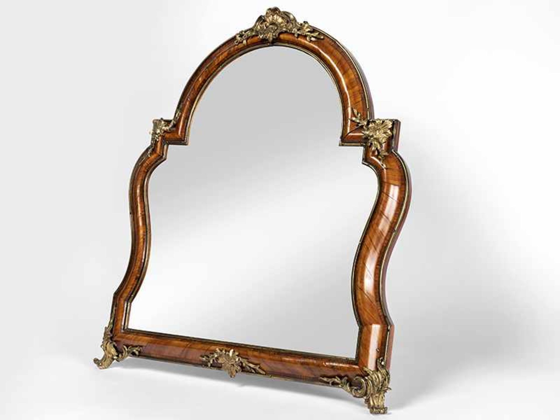 Louis XV-Toilettespiegel Höhe: 73 cm. Breite: 65 cm. Paris, um 1740. Eleganter passiger Spiegel