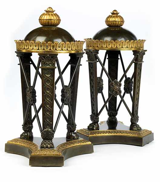 Paar klassizistische Tisch- oder Kaminaufsätze Höhe: je 34 cm. 19. Jahrhundert. In Bronze,