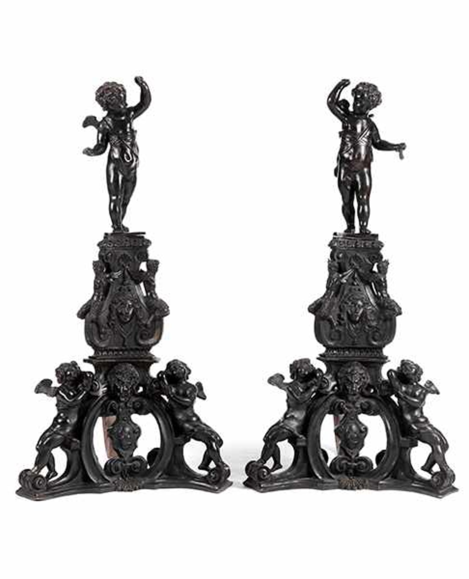 Paar sehr große Renaissance-Chenets Höhe: 106,5 cm. Frankreich, Anfang 17. Jahrhundert. Bronze und