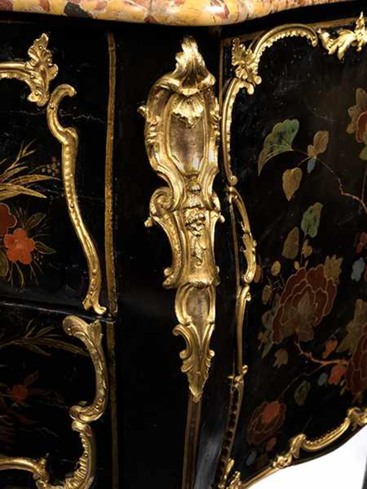 Mathieu Criaerd, 1689 "" 1776, zug. FEINE LOUIS XV-SCHWARZLACKKOMMODE Höhe: 88 cm. Breite: 130 cm. - Bild 5 aus 11