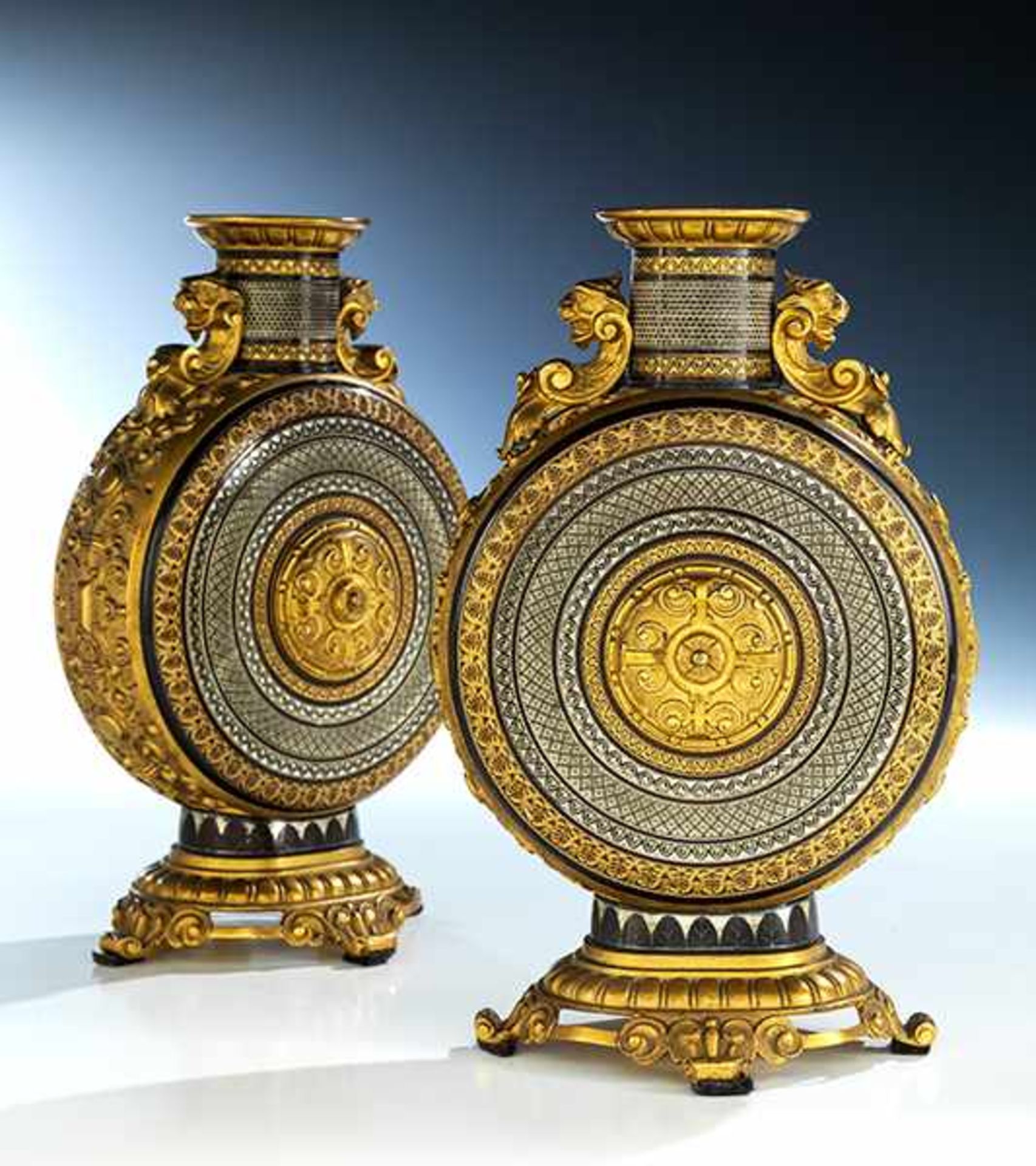 A pair of exceptionally rare decorative vases - Bild 2 aus 5