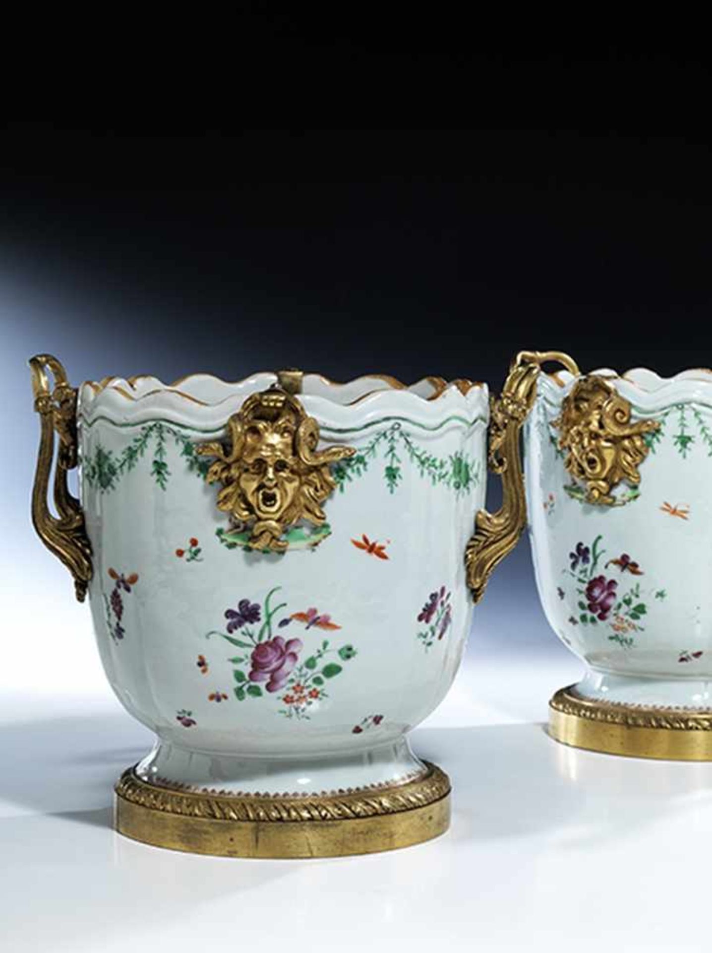 A pair of porcelain cachepots - Bild 6 aus 6