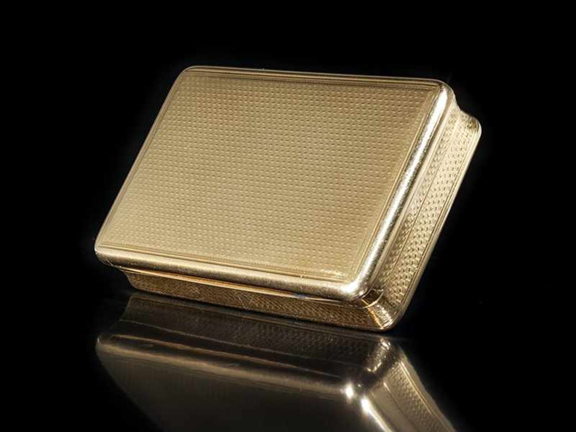 Londoner Golddose 1,8 x 8 x 5,3 cm. Gewicht: 114 g. Boden und Deckel punziert: Londoner Beschau