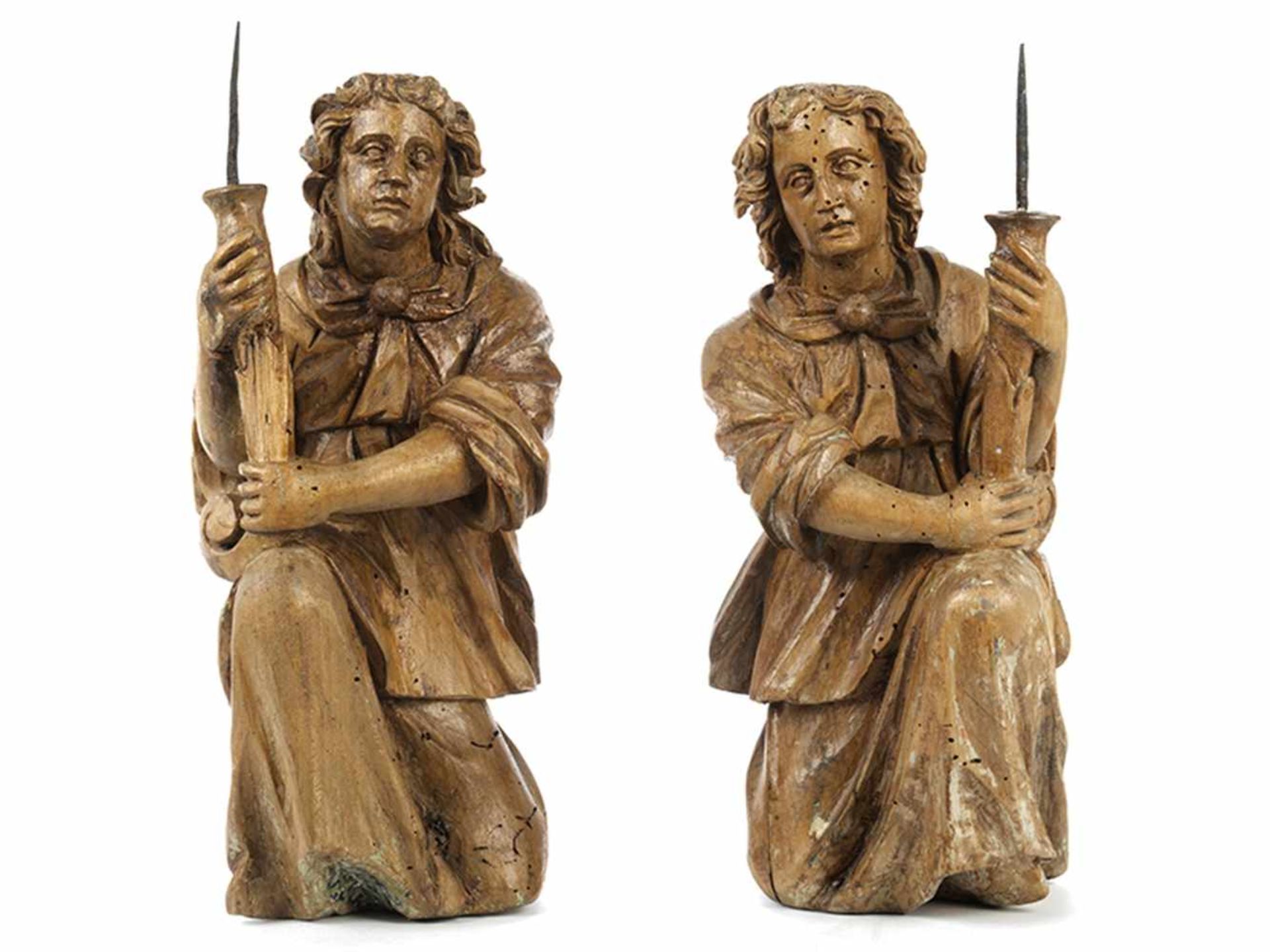 Paar geschnitzte Leuchterengel Höhe: je 34 cm. Ende 17. Jahrhundert. Als Gegenstücke gearbeitet, - Bild 4 aus 4