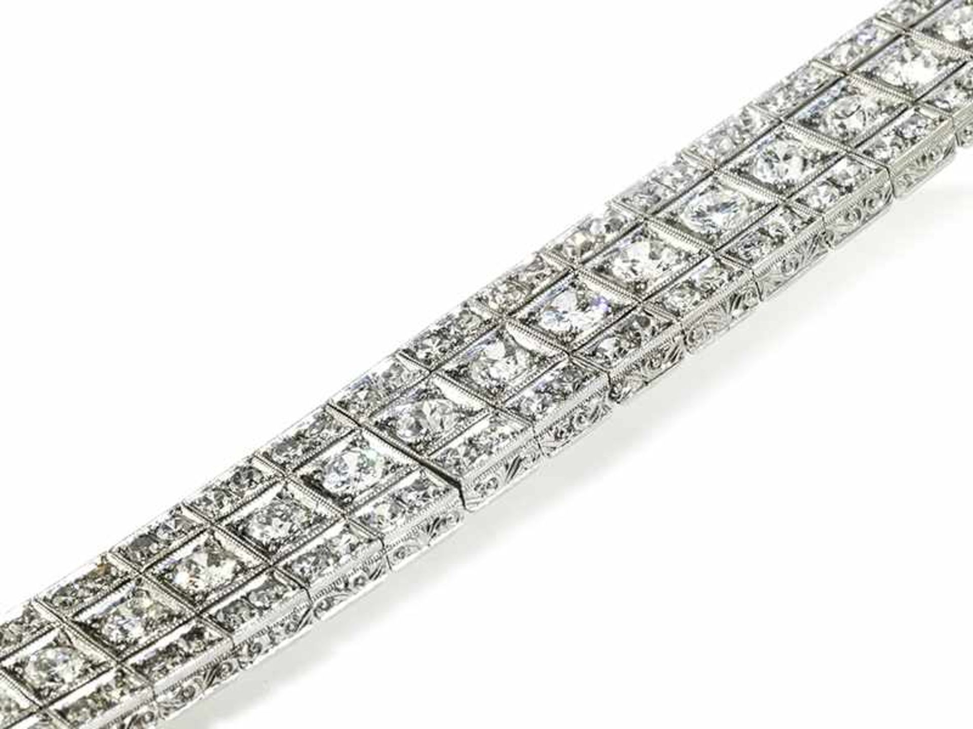 Art déco-Diamantarmband Länge: ca. 18,5 cm. Breite mittig: ca. 1,2 cm. Gewicht: ca. 35 g. Platin. Um - Bild 2 aus 7