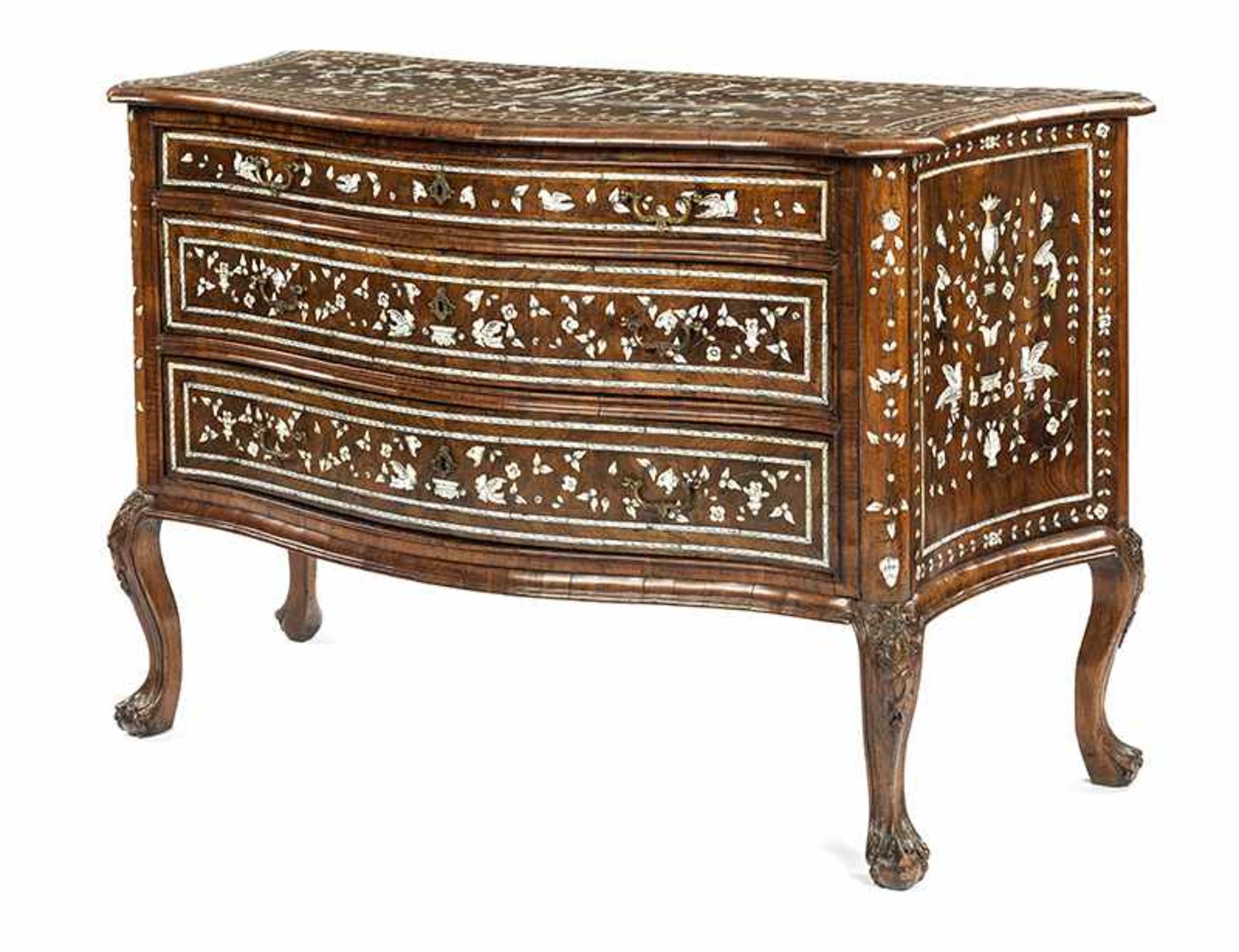 Elegante italienische Barock-Kommode Höhe: 94 cm. Breite: 64 cm. Tiefe: 143 cm. Italien (wohl