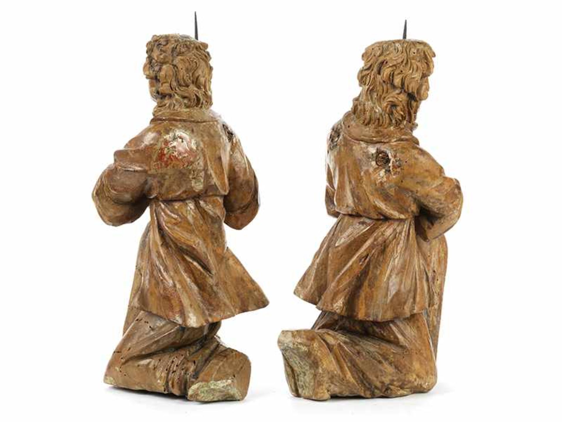 Paar geschnitzte Leuchterengel Höhe: je 34 cm. Ende 17. Jahrhundert. Als Gegenstücke gearbeitet, - Bild 3 aus 4