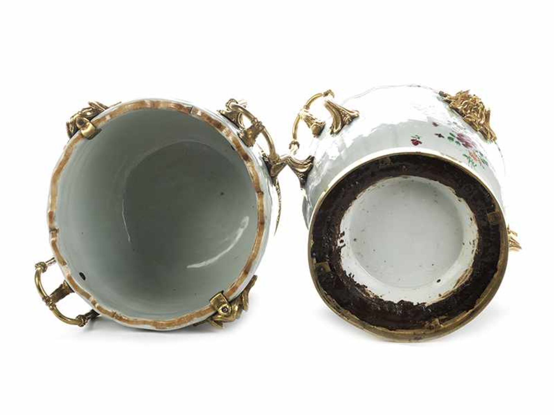 A pair of porcelain cachepots - Bild 5 aus 6