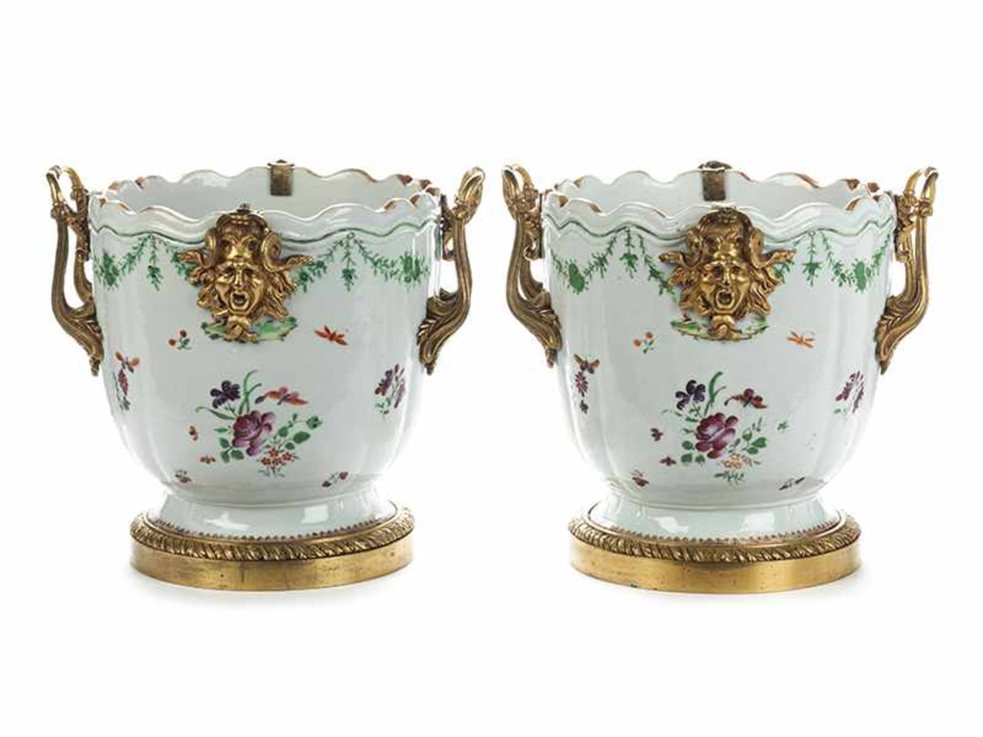 A pair of porcelain cachepots - Bild 2 aus 6