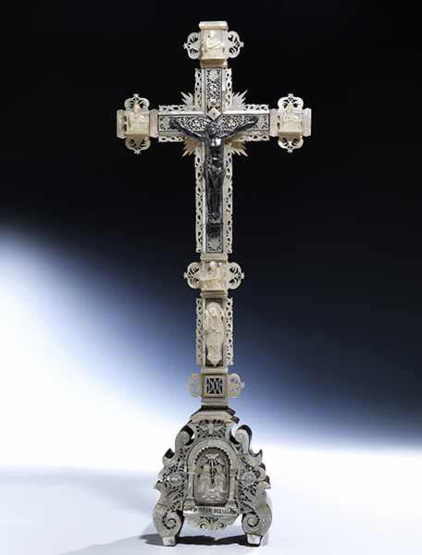 ELABORATLY CRAFTED ALTAR CROSS