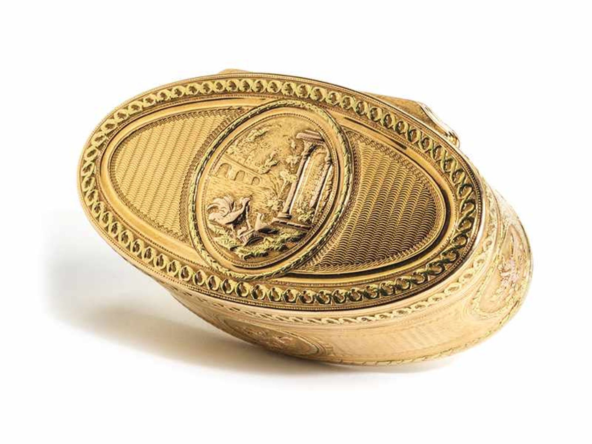 Louis XV-Golddose 3,1 x 8,8 cm. Gewicht: 128 g. Boden und Deckel jeweils dreifach punziert.