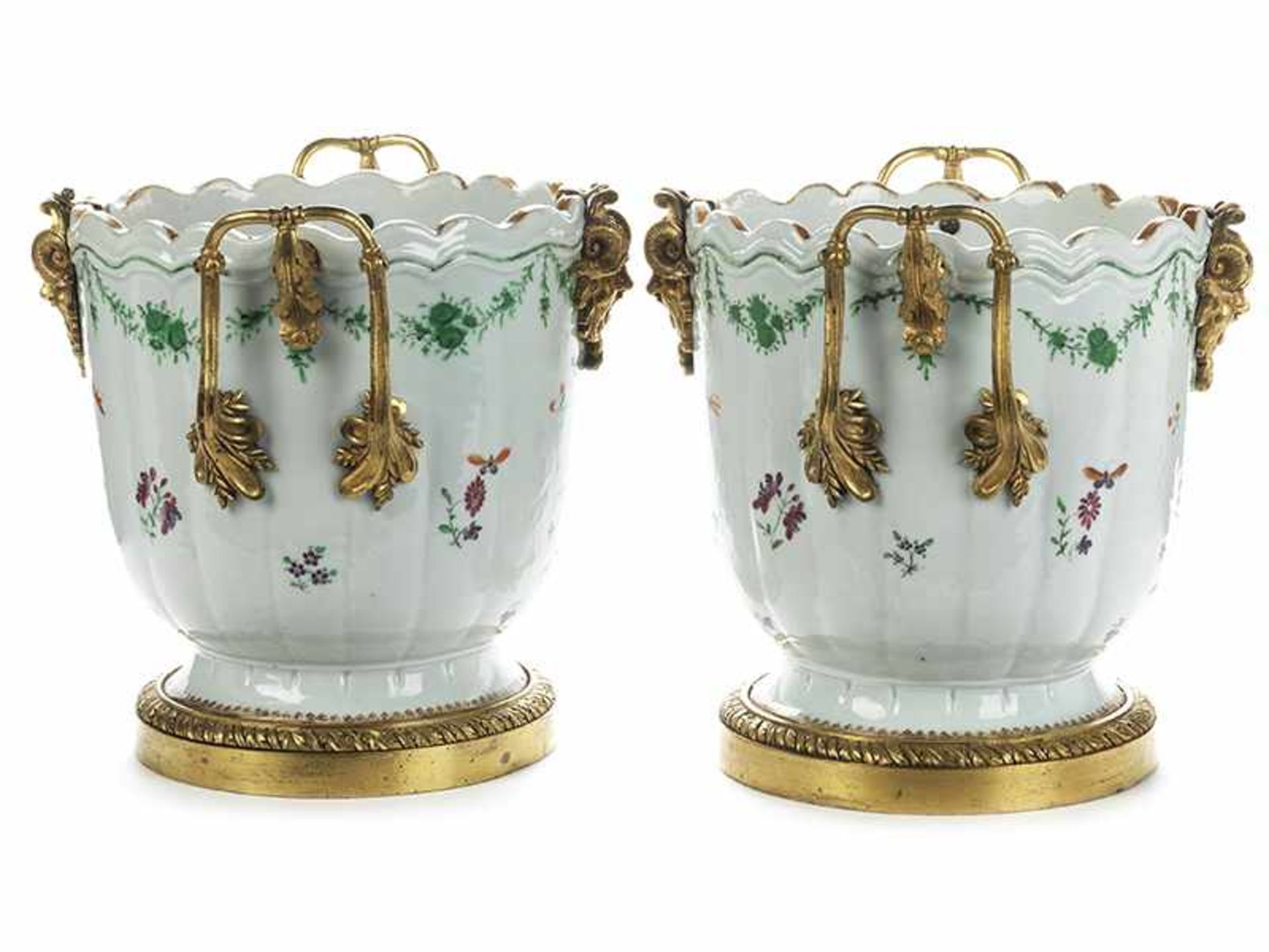 A pair of porcelain cachepots - Bild 4 aus 6
