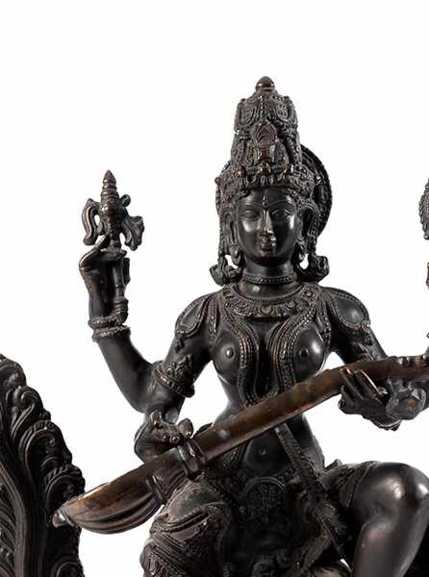 Figur der Sarasvati Höhe: ca. 73 cm. Indien, 19. Jahrhundert. Bronze, gegossen, patiniert und - Bild 4 aus 4