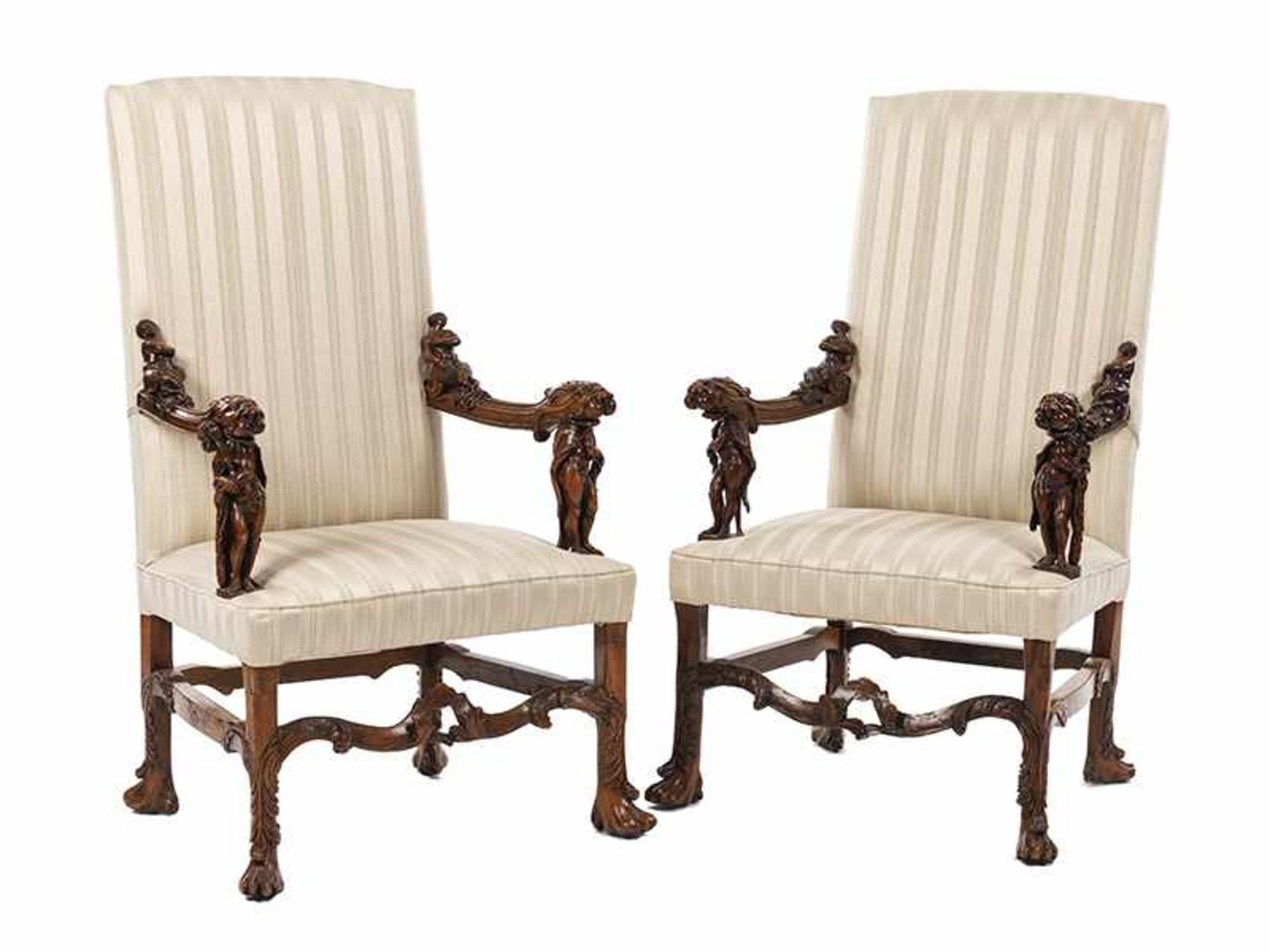 Ein Paar Armlehnstühle Lehnhöhe: 118 cm. Sitzhöhe: 44 cm. Italien,17. Jahrhundert. Nussholz