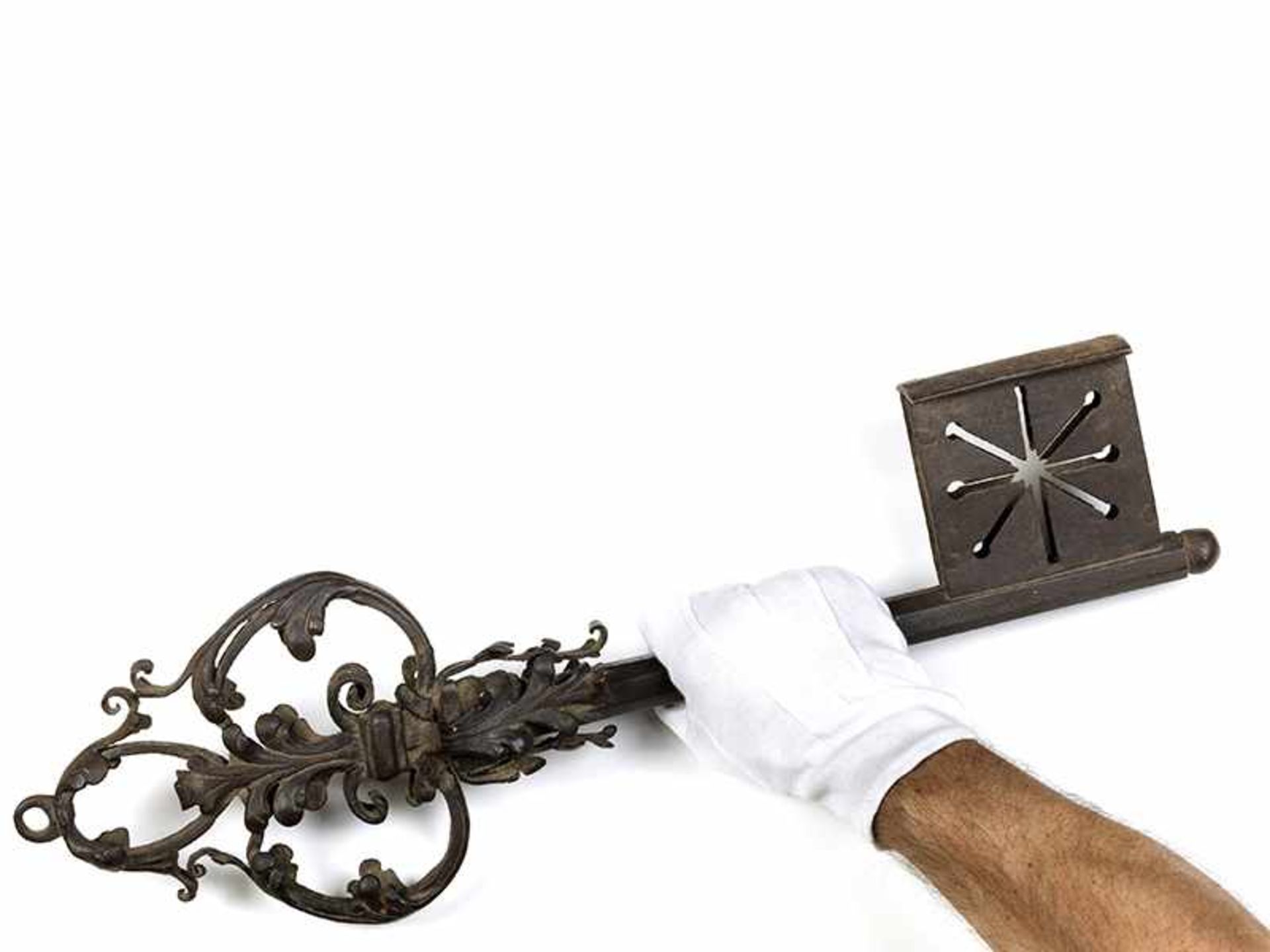 Großer in Eisen geschmiedeter Schlüssel Länge: 55 cm. Anfang, 18. Jahrhundert. Wohl Anhänger eines - Bild 2 aus 3