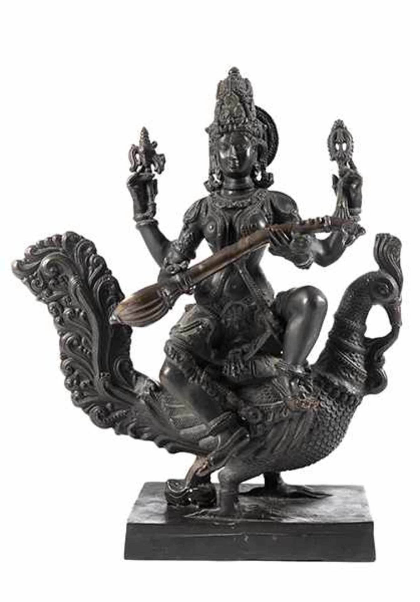 Figur der Sarasvati Höhe: ca. 73 cm. Indien, 19. Jahrhundert. Bronze, gegossen, patiniert und