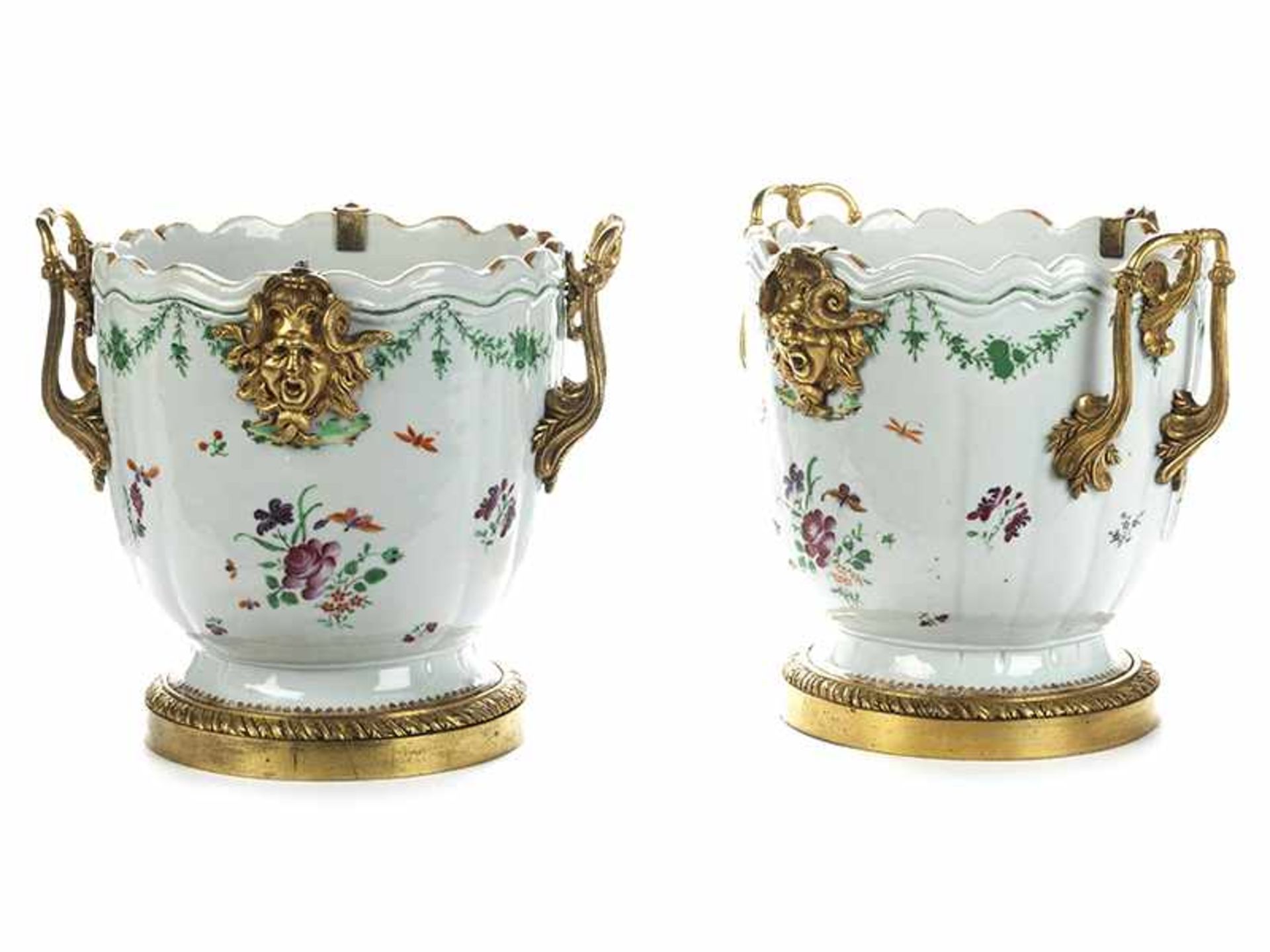 A pair of porcelain cachepots - Bild 3 aus 6