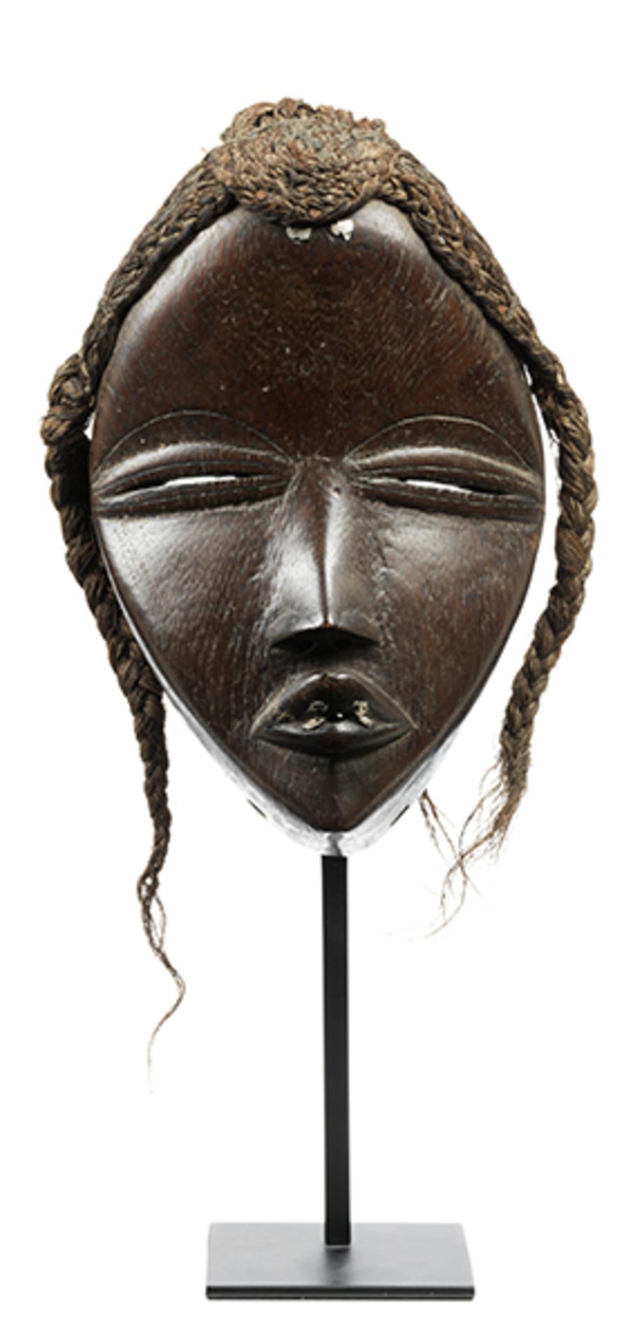 Dan-Maske Höhe: 22,5 cm. Auf Metallständer montiert, Gesamthöhe: 35,5 cm. Maske aus dunklem Holz.