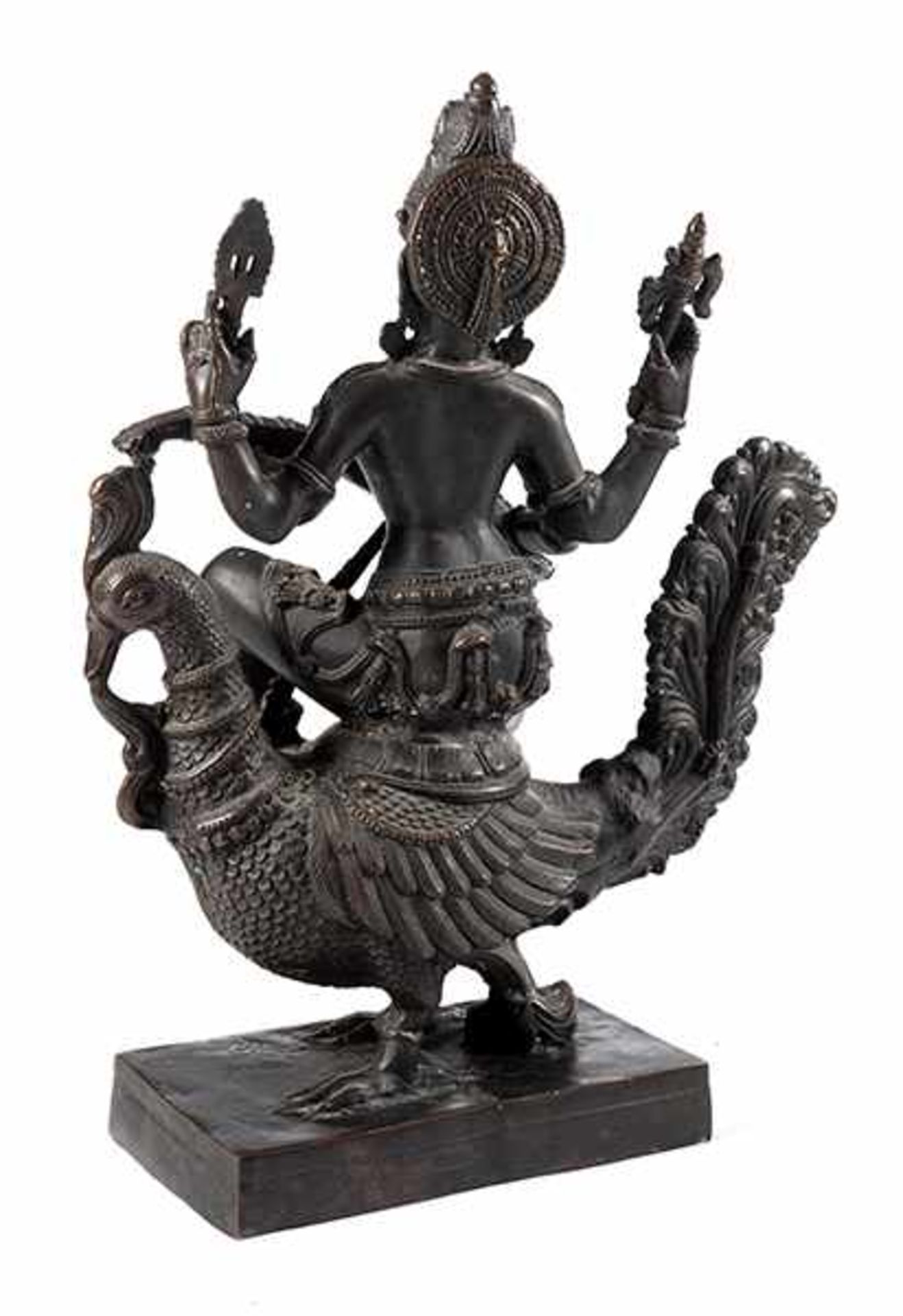 Figur der Sarasvati Höhe: ca. 73 cm. Indien, 19. Jahrhundert. Bronze, gegossen, patiniert und - Bild 3 aus 4