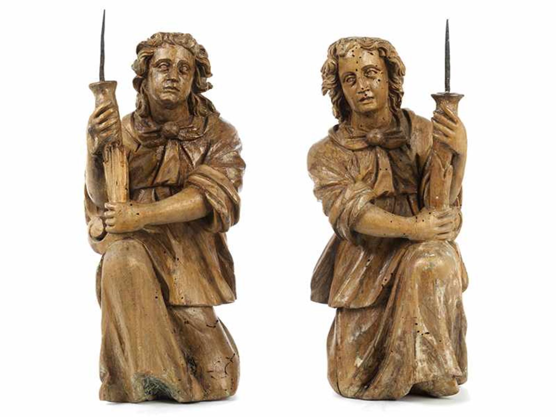 Paar geschnitzte Leuchterengel Höhe: je 34 cm. Ende 17. Jahrhundert. Als Gegenstücke gearbeitet,