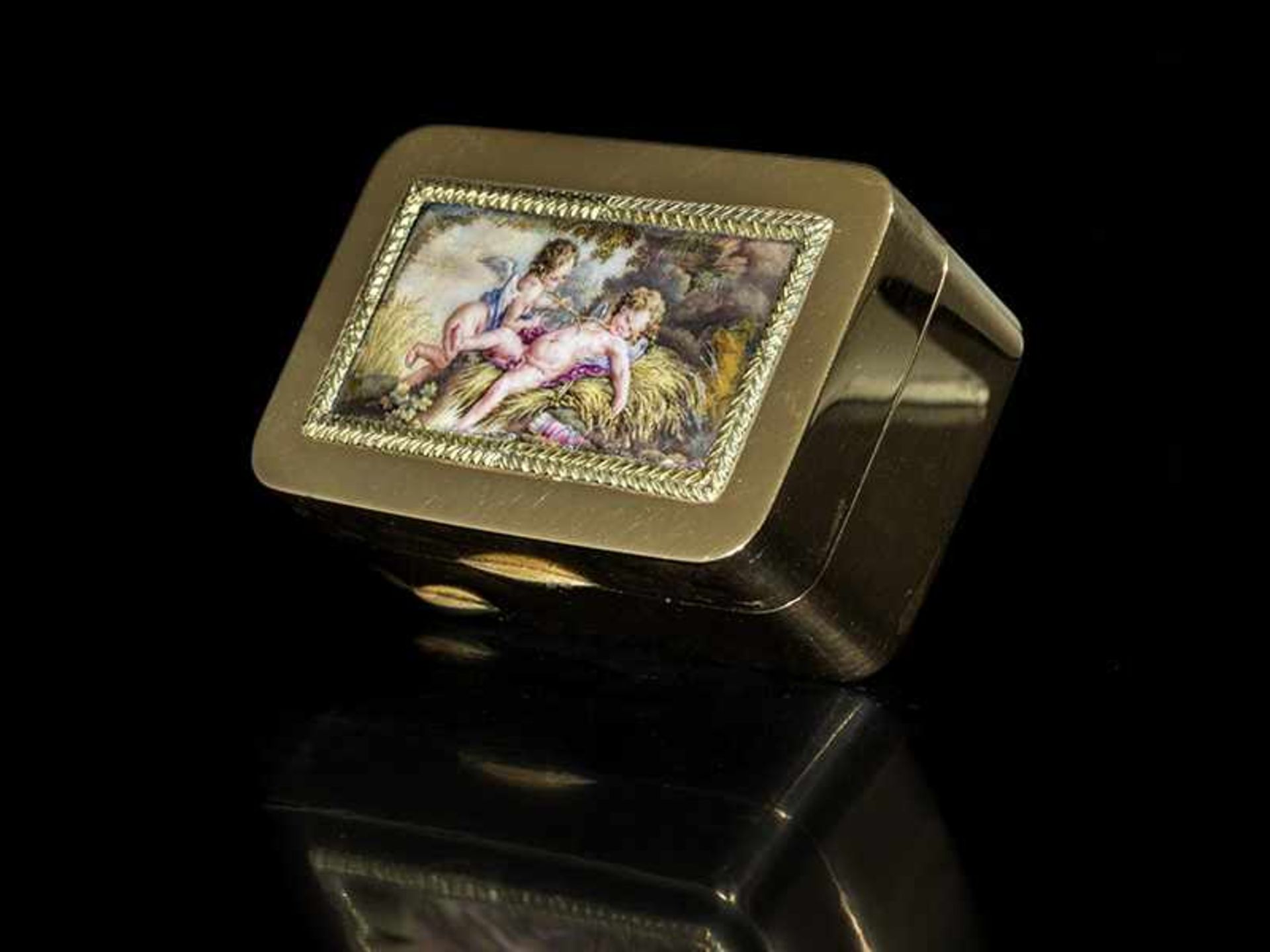 Römische Golddose mit Puttominiatur 2 x 5 x 3,3 cm. Gewicht: 61 g. Steckkante mit