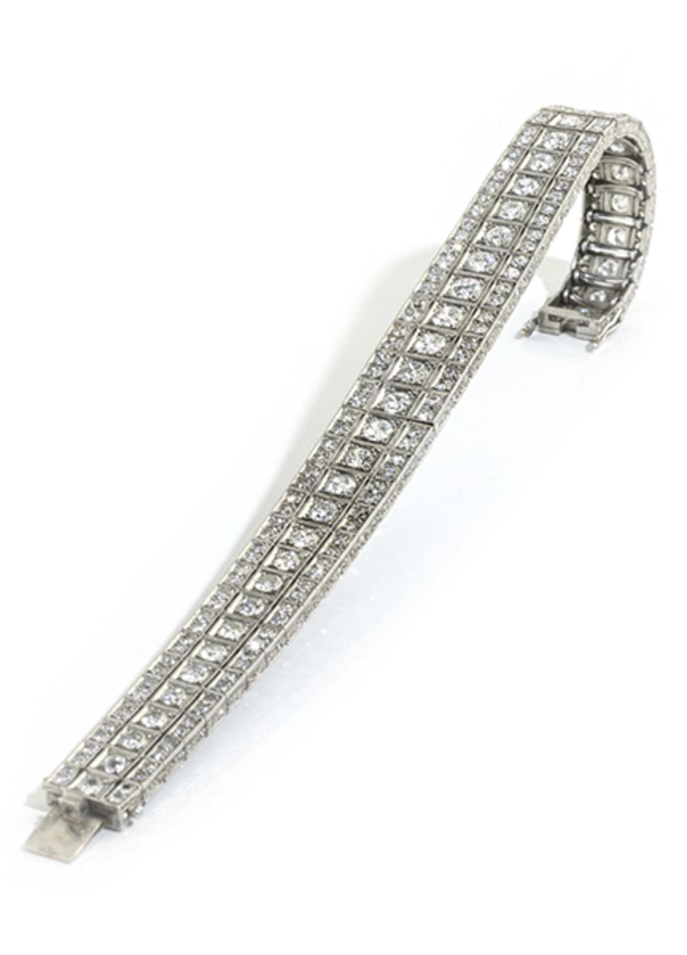 Art déco-Diamantarmband Länge: ca. 18,5 cm. Breite mittig: ca. 1,2 cm. Gewicht: ca. 35 g. Platin. Um