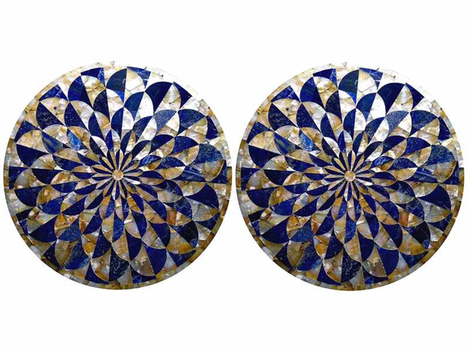 Pietra Dura-Tondi Durchmesser: 60 cm. Italien. In radialem Muster angelegte Pietra Dura-Platten