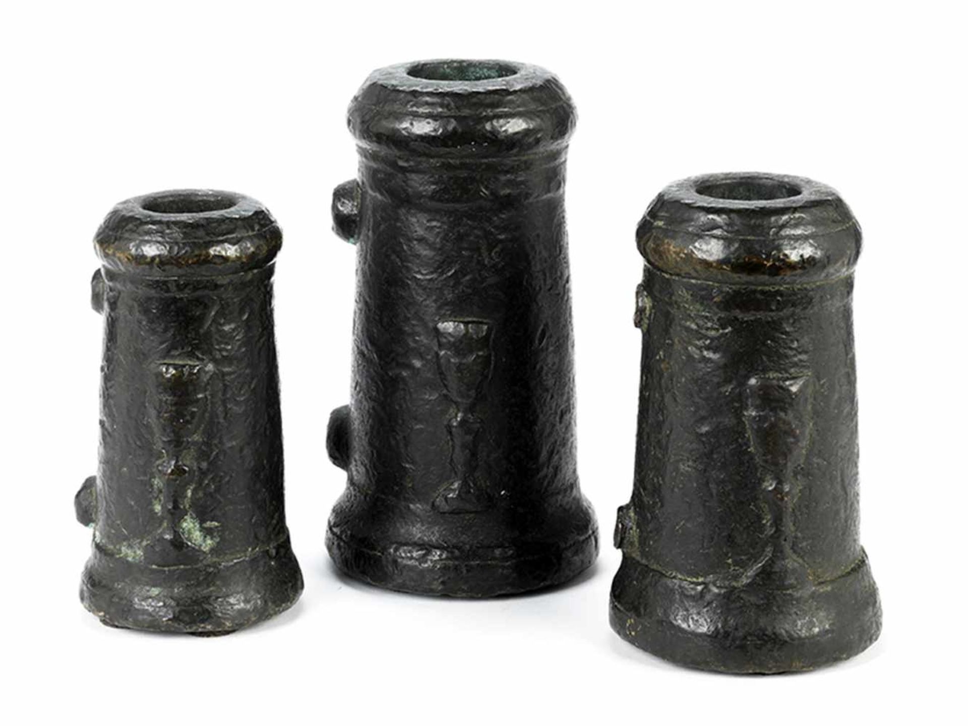 Drei Bronzeböller Höhe: 19 cm. 17 cm sowie 14,5 cm. Wohl 18. Jahrhundert. Massiver Bronzeguss mit - Bild 3 aus 3