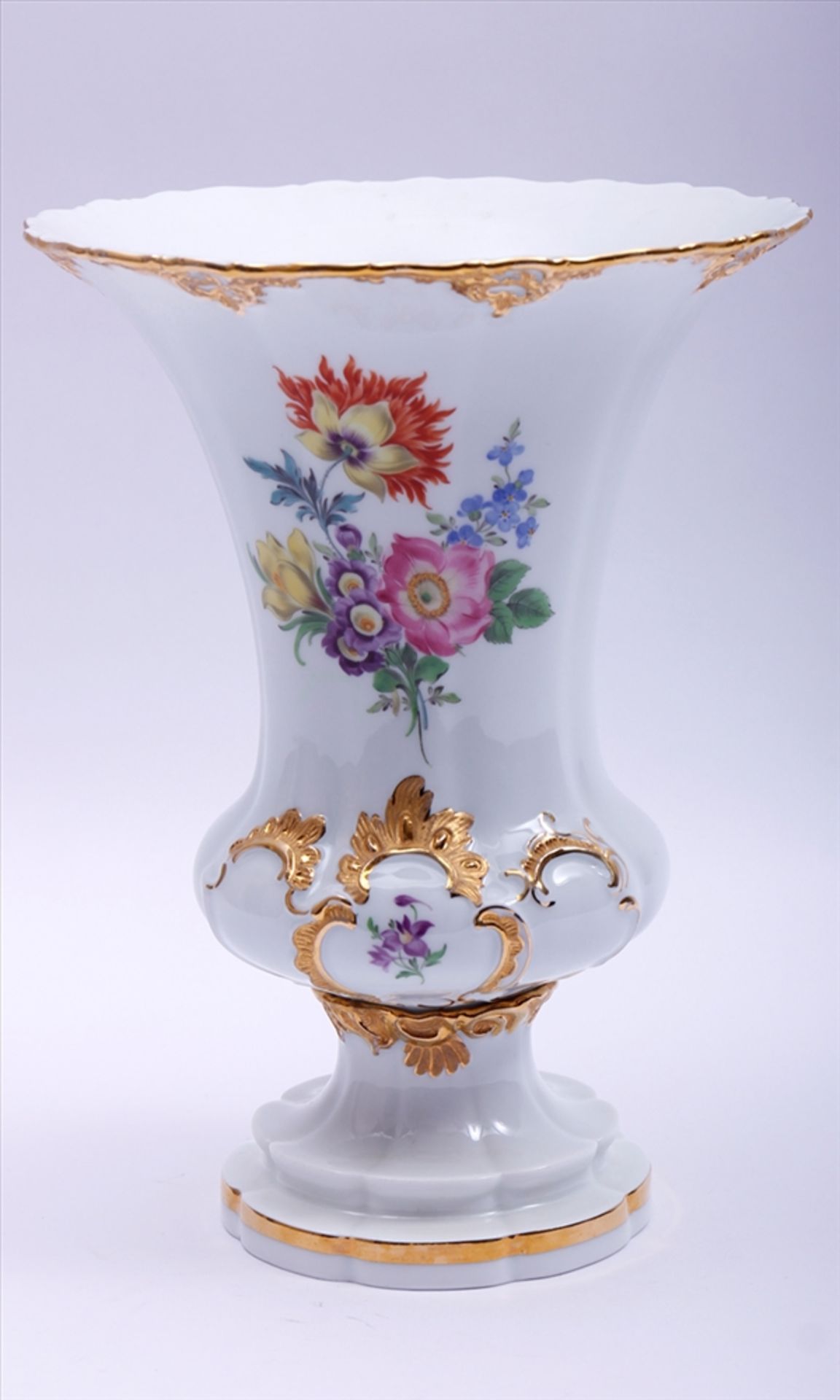 Prunkvase, Meissen, 20.Jh., Kraterform, Bouquetdekor sowie reliefierter Rocailledekor, Porzellan, H: