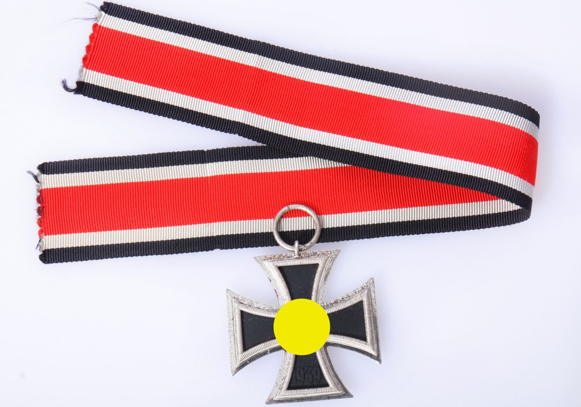 Eisernes Kreuz 2. Klasse 1939 am Band, Neusilberzarge mit Eisenkern, Hersteller 65 Klein und Quenzer