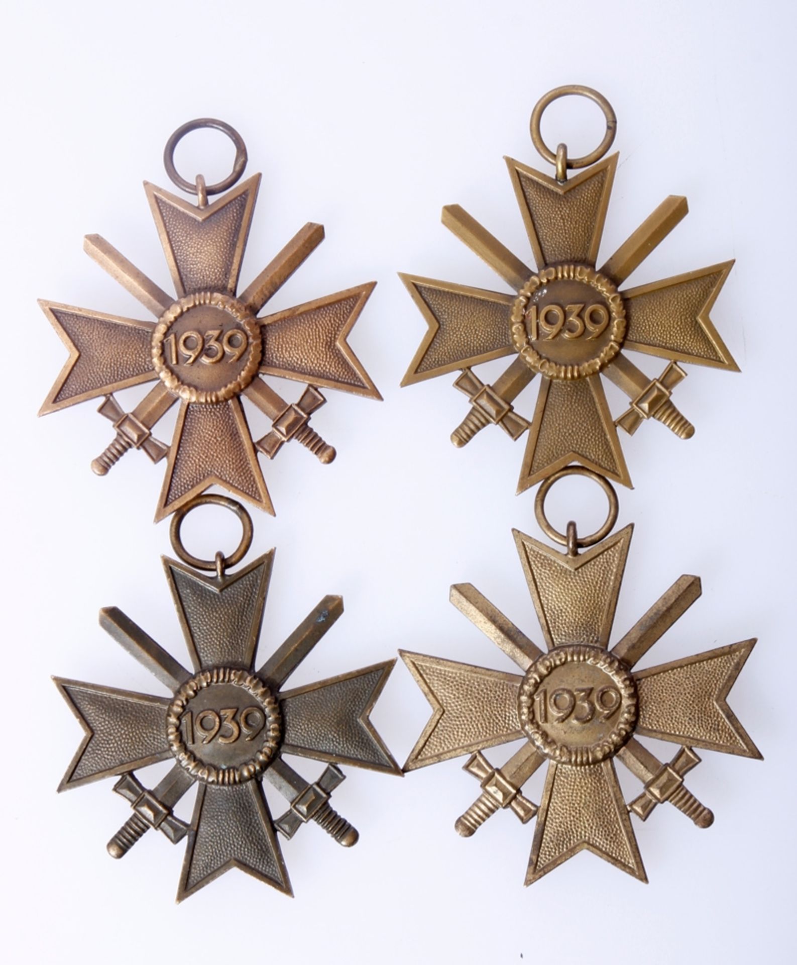 4x Kriegsverdienstkreuz 2. Klasse mit Schwertern 1939, guter altersgemäßer Zustand - Bild 2 aus 2