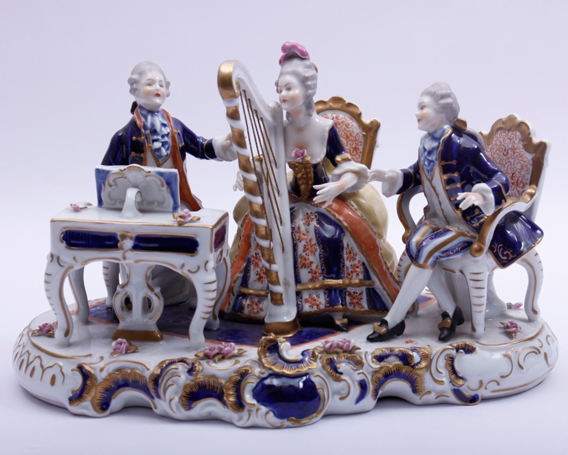 Große Figurengruppe, Unterweißbach, 20.Jh., 3 musizierende Personen des Rokoko, Porzellan, polychrom