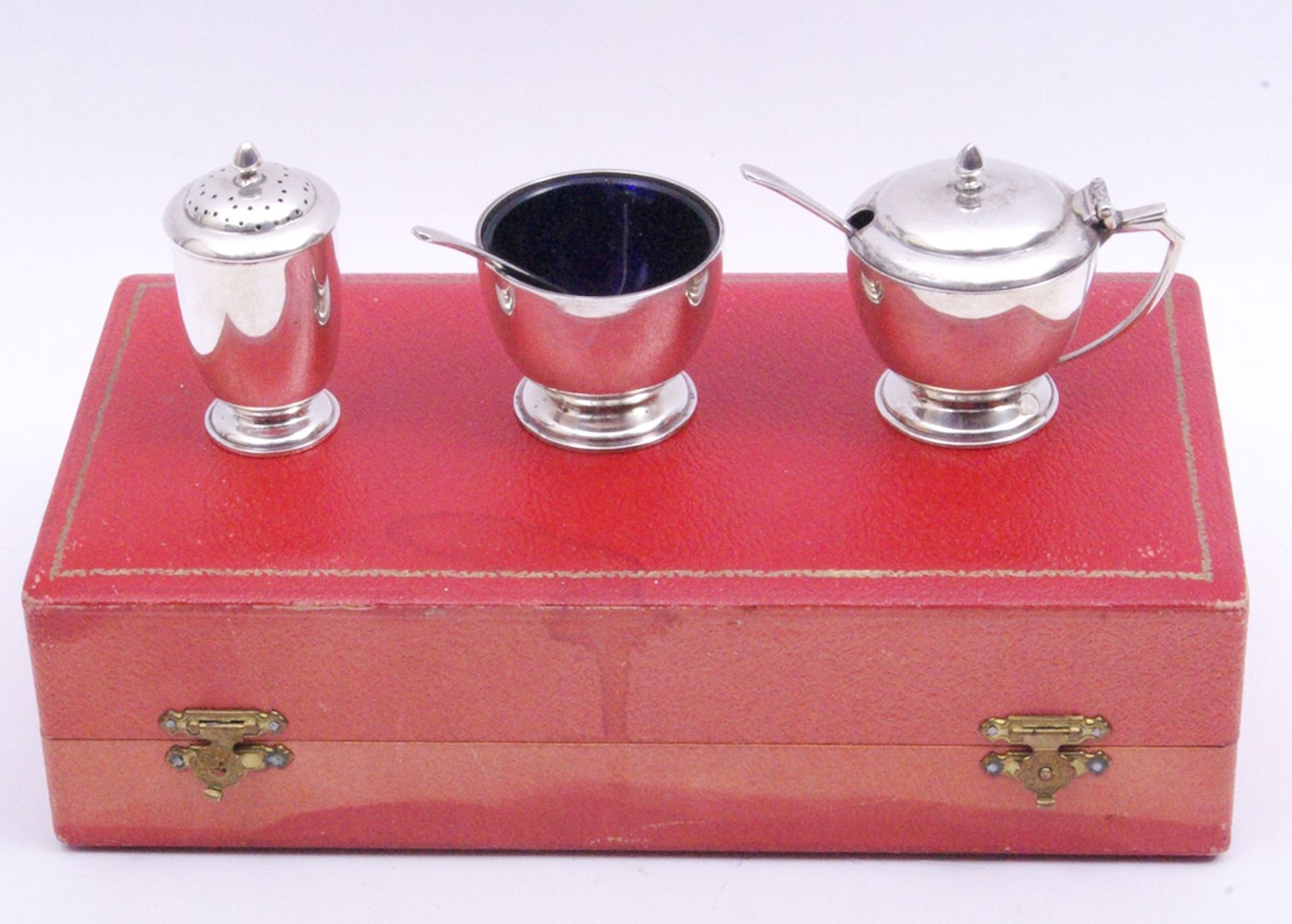 Gewürz-Set, 925er Silber, Edward Barnard & Sons Ltd., London, um 1938, 3-tlg., Salztopf mit - Bild 2 aus 3