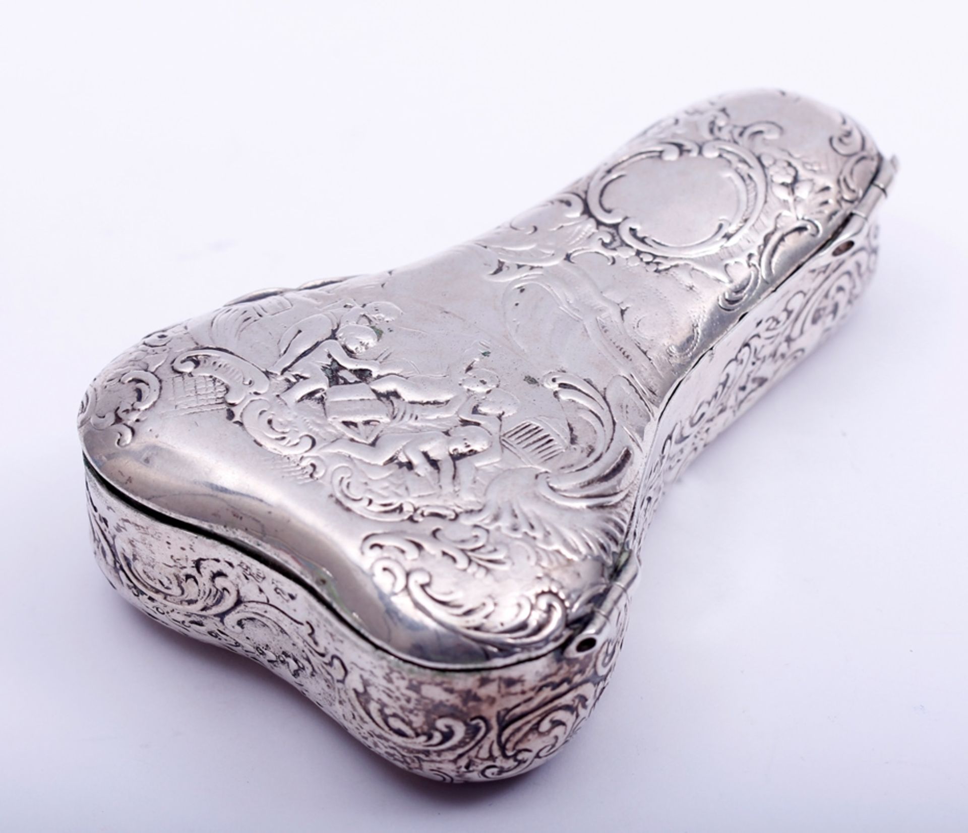 Kleines Etui, Silber, wohl Karl Kurz, Hanau, um 1900, 3-eckiger, taillierter Korpus, scharnierter