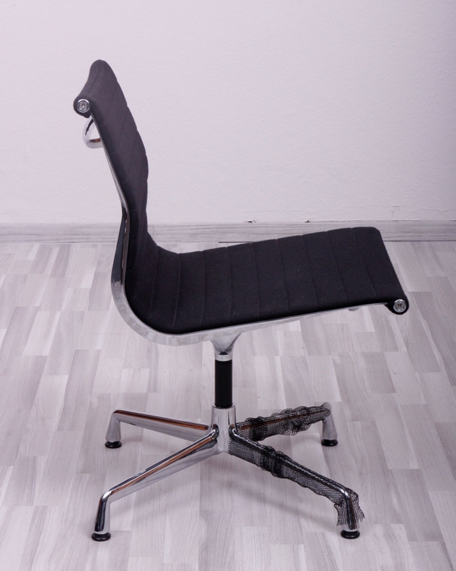 Charles Eames ( 1907, St. Louis - 1978, ebda), Stuhl, Modell EA 104, Hersteller Vitra, 21.Jh., - Bild 2 aus 4