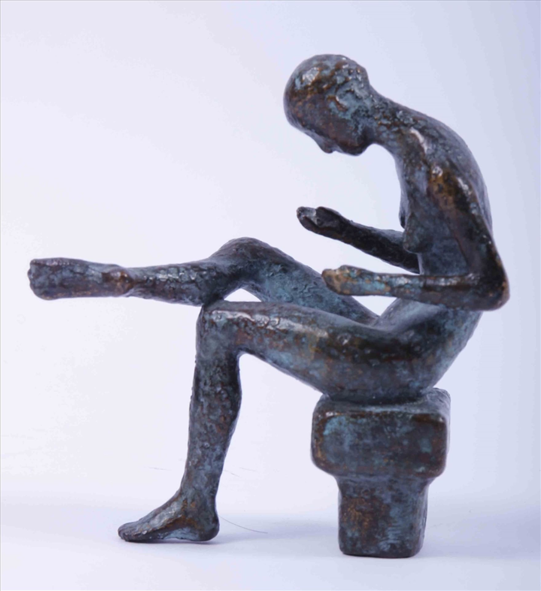 zurückgezogenSmall, seated woman, bronze, partially patinated, signed and dated (19)92 verso, H: - Image 2 of 3