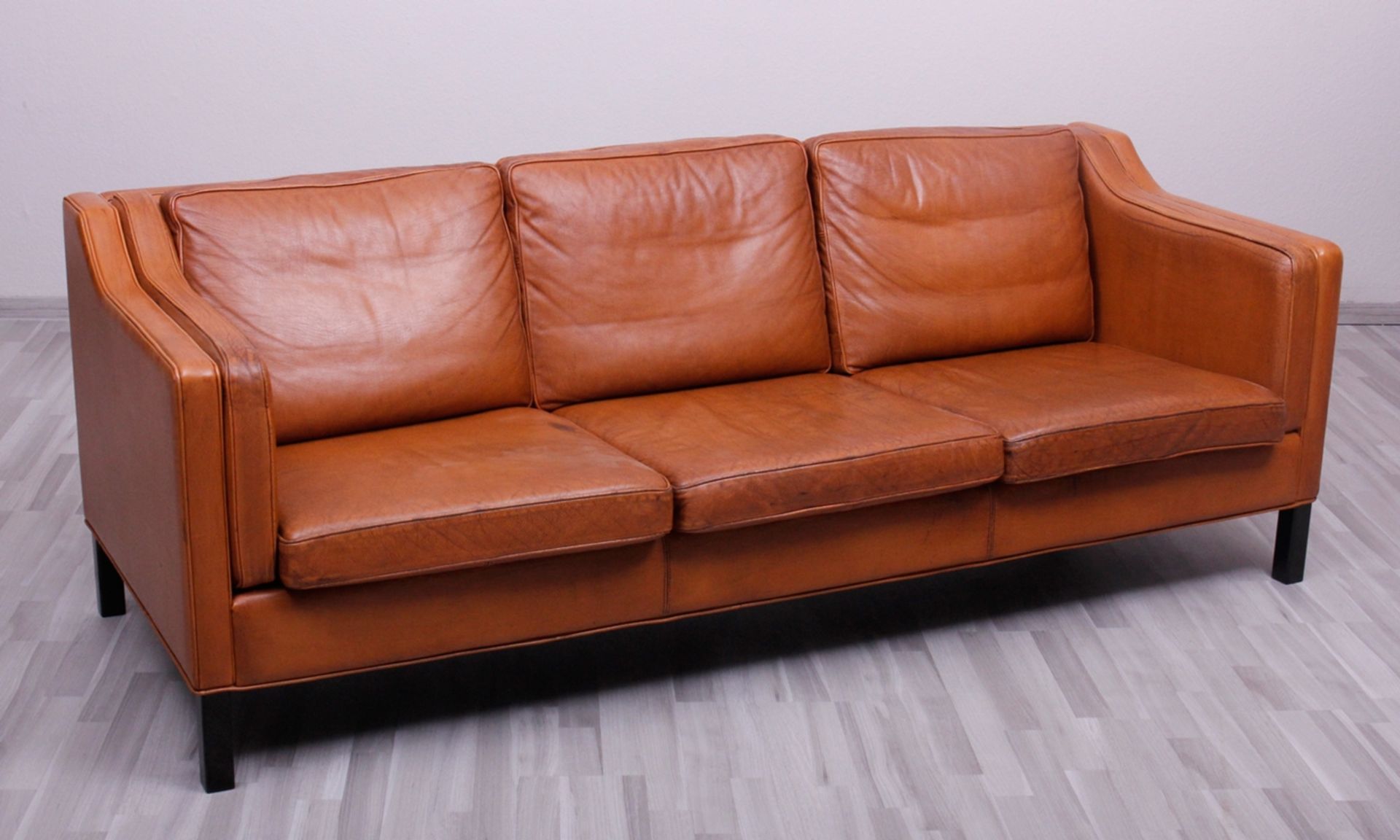 3-Sitzer Sofa, wohl Stouby Möbler, Dänemark, um 1960/70, cognacfarbenes Leder, HxBxT: 76x213x90cm,