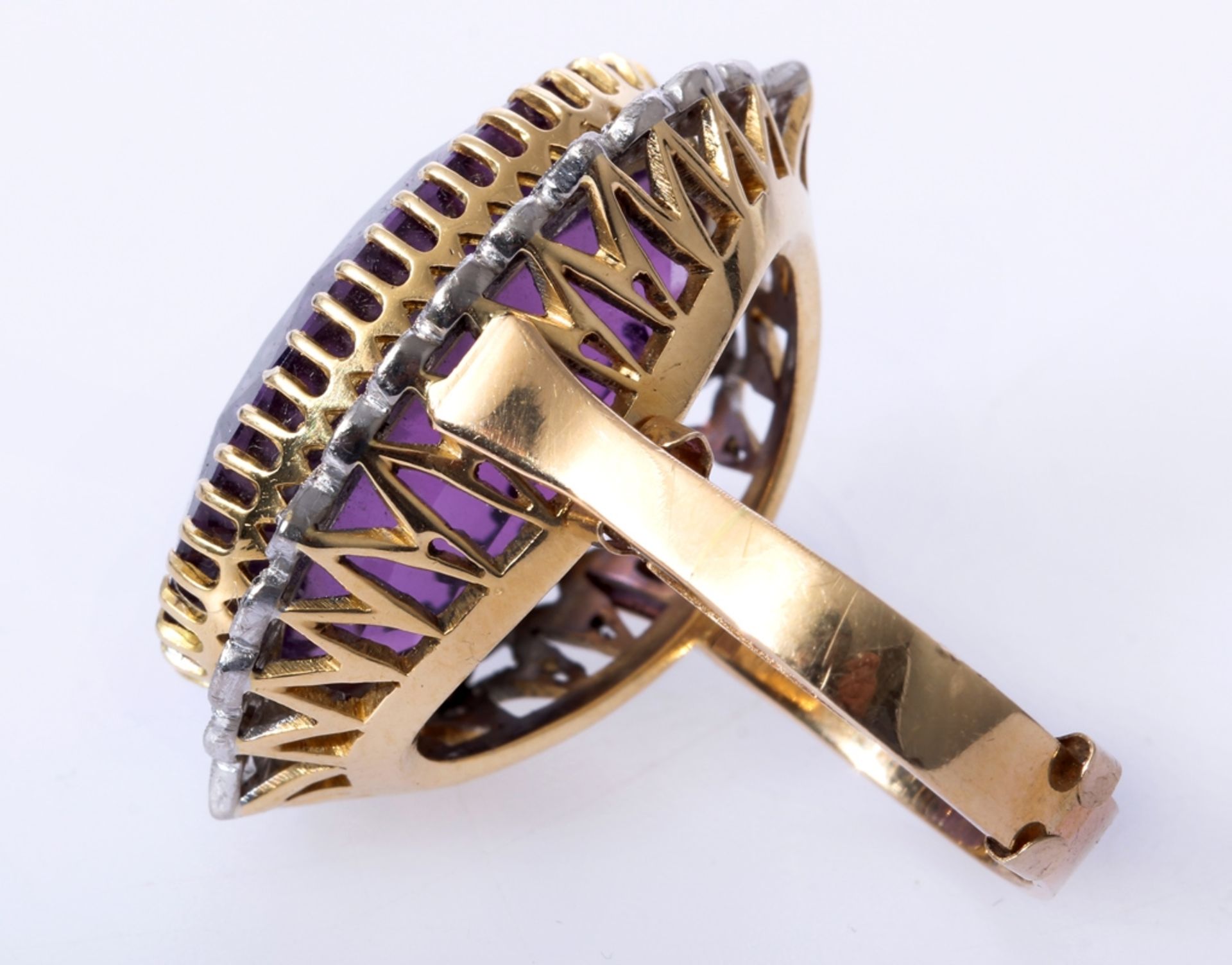 Juwelenring 750er Gold, Amethyst im Ovalschliff von 23x16mm und Diamanten. Wohl 50er Jahre. - Bild 4 aus 4