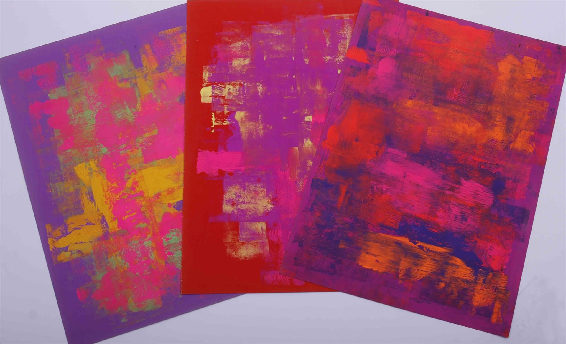 Tryptichon, 3 gegenstandslose Malereien in Neonfarben, unbekannter Künstler, Acryl auf Pappe, 60er