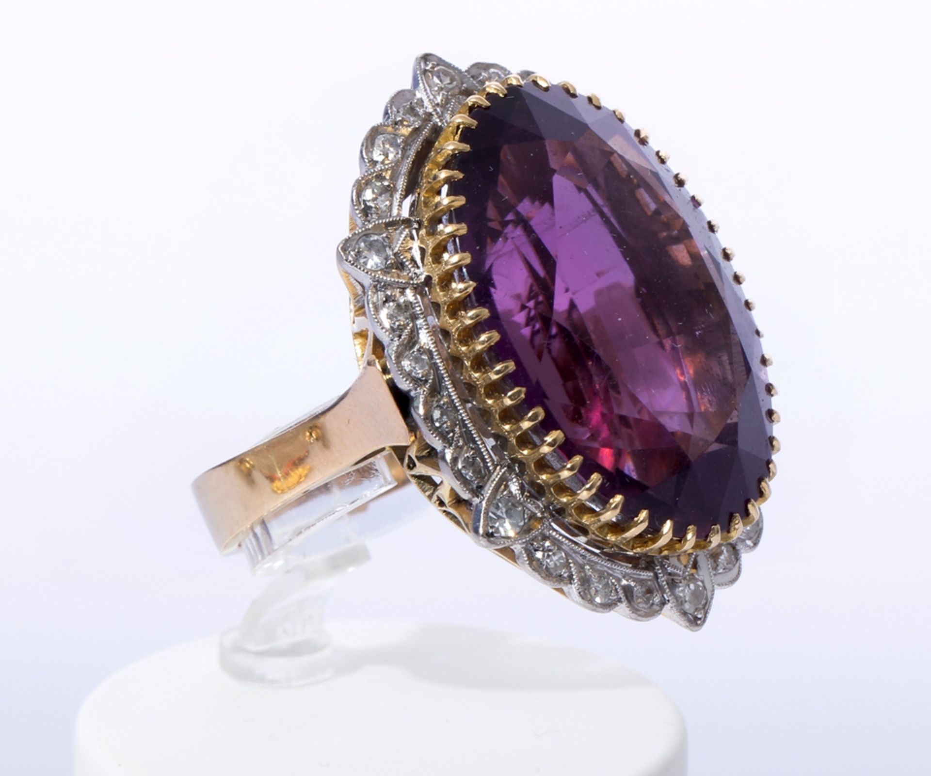 Juwelenring 750er Gold, Amethyst im Ovalschliff von 23x16mm und Diamanten. Wohl 50er Jahre. - Bild 2 aus 4