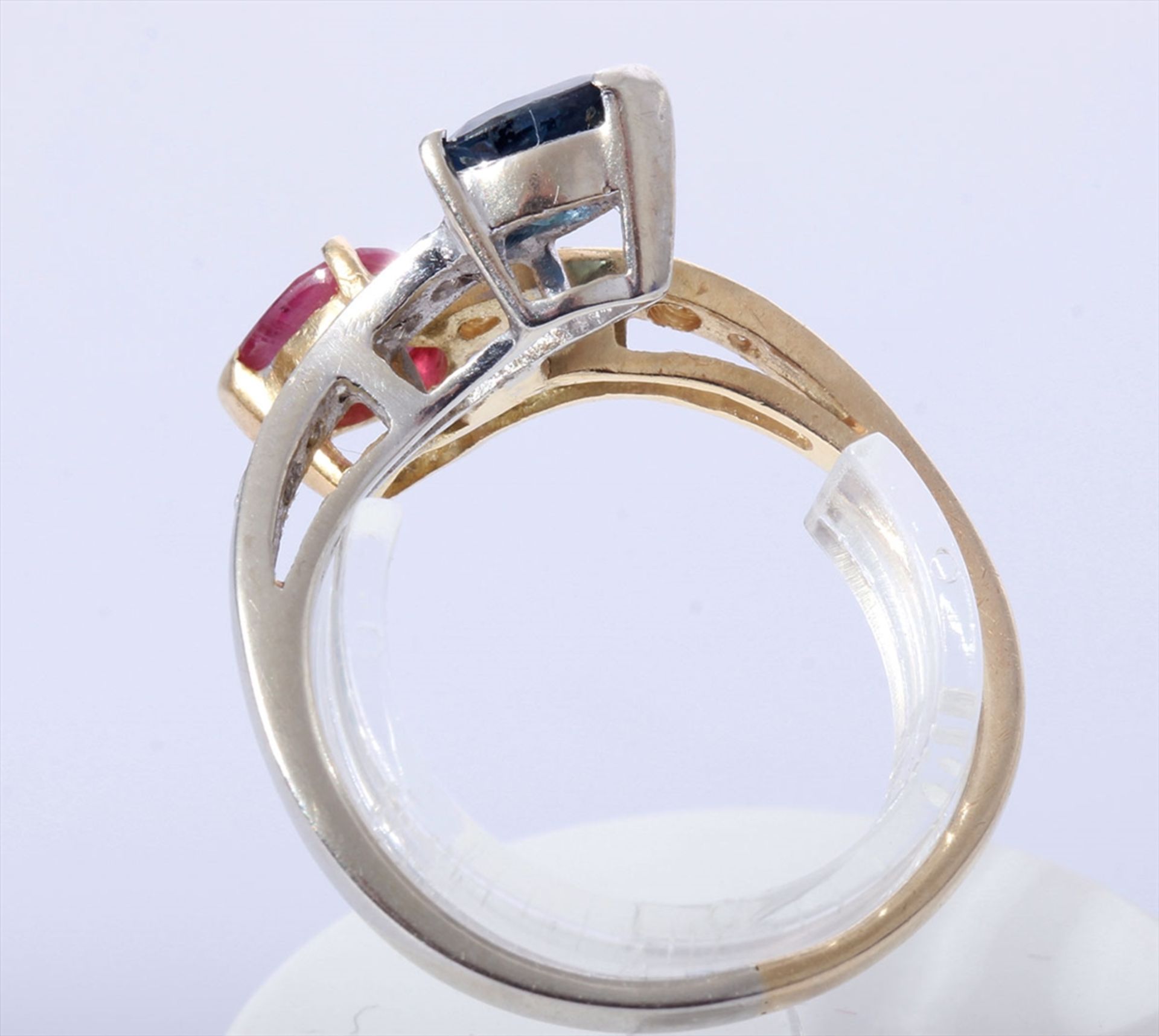 Crossover Ring, 750 Weißgold und Gelbgold mit Rubin, Saphir und Brillanten, 3,80 Gramm, Ringgröße - Bild 2 aus 2