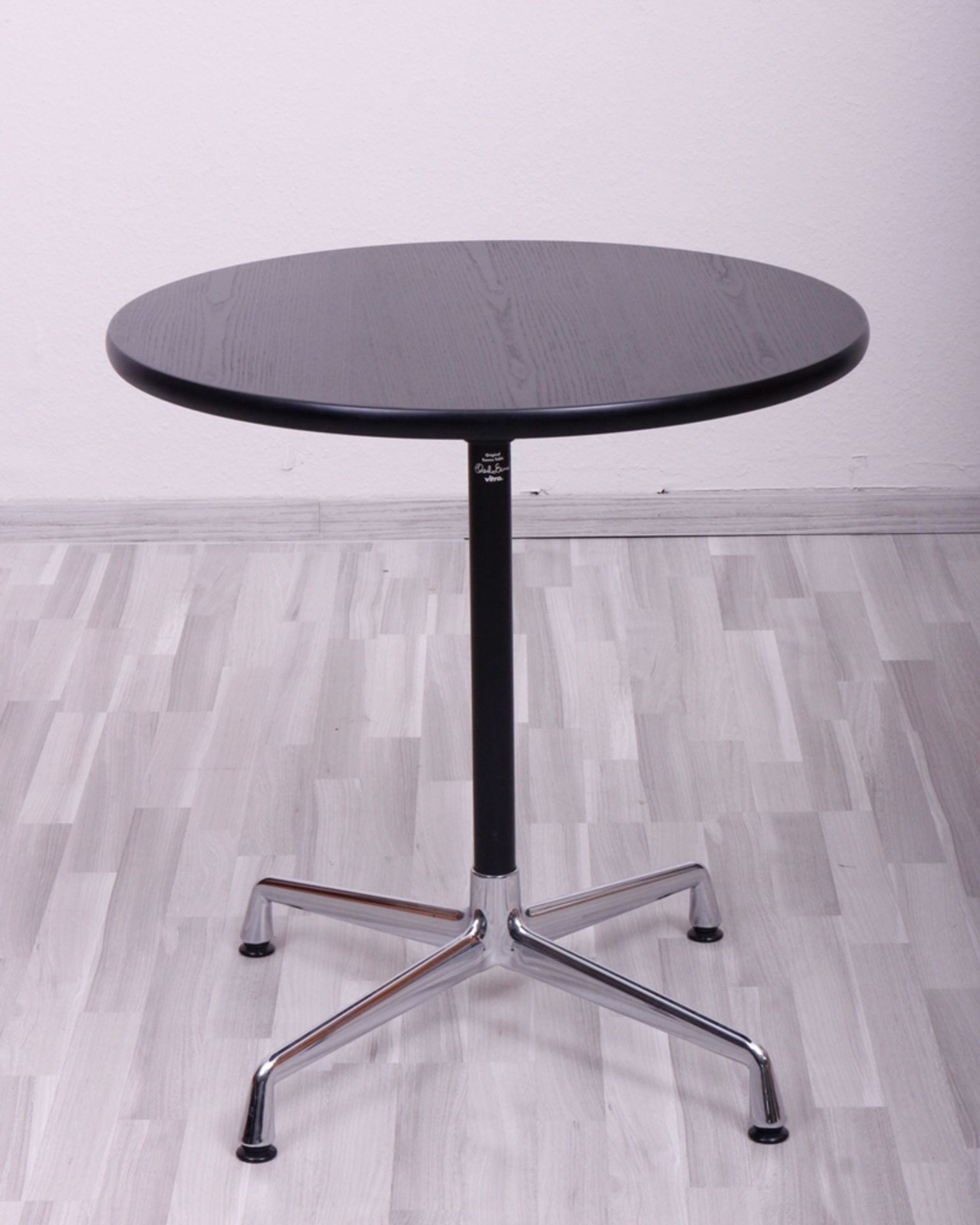 Charles Eames ( 1907, St. Louis - 1978, ebda), Tisch, Hersteller Vitra, 21.Jh., HxD: 72x70cm, Platte