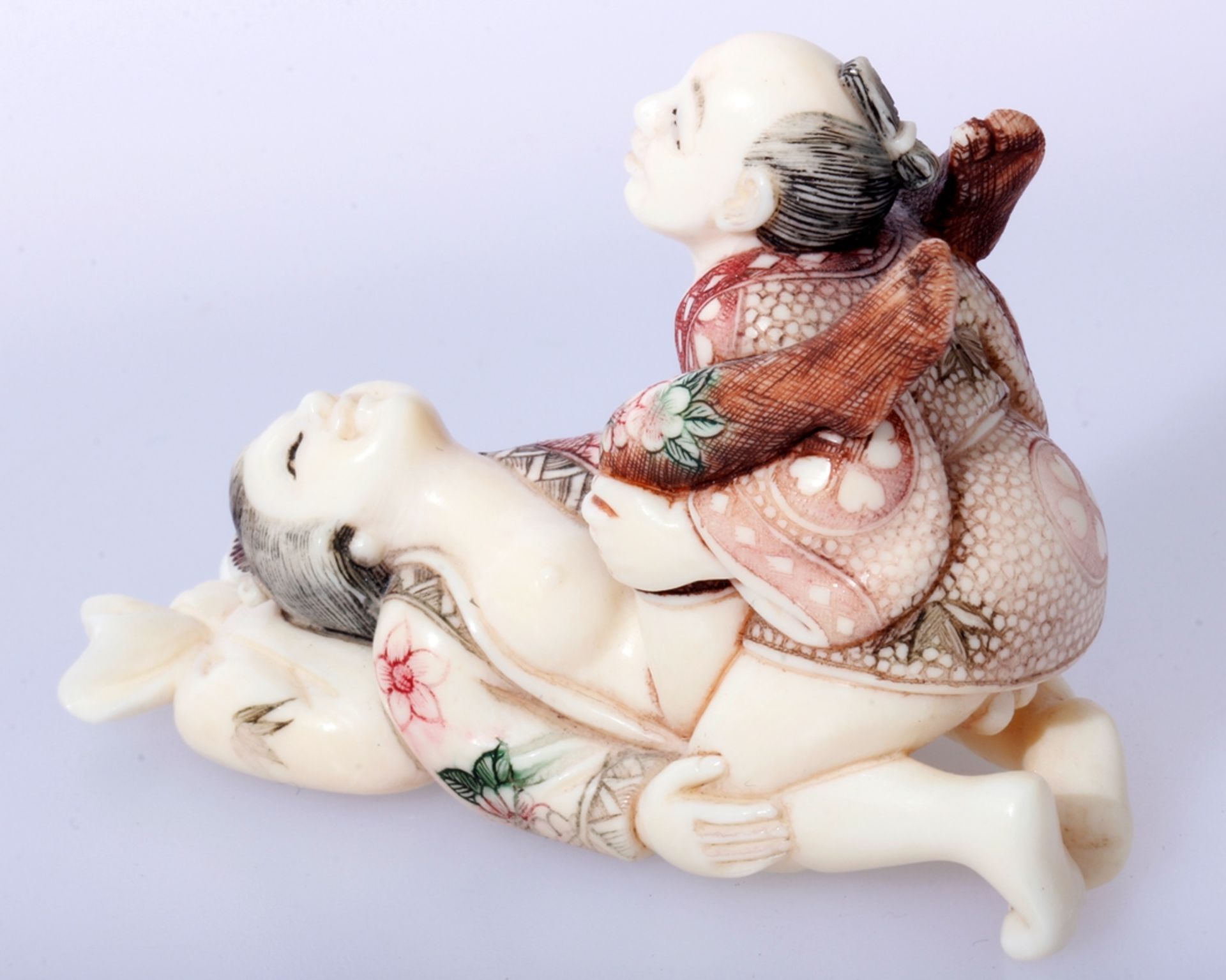 Kleines Shunga-Okimono, Elfenbein, partiell gefärbt, Japan, 1.Hälfte 20.Jh., erotische Darstellung - Bild 8 aus 9