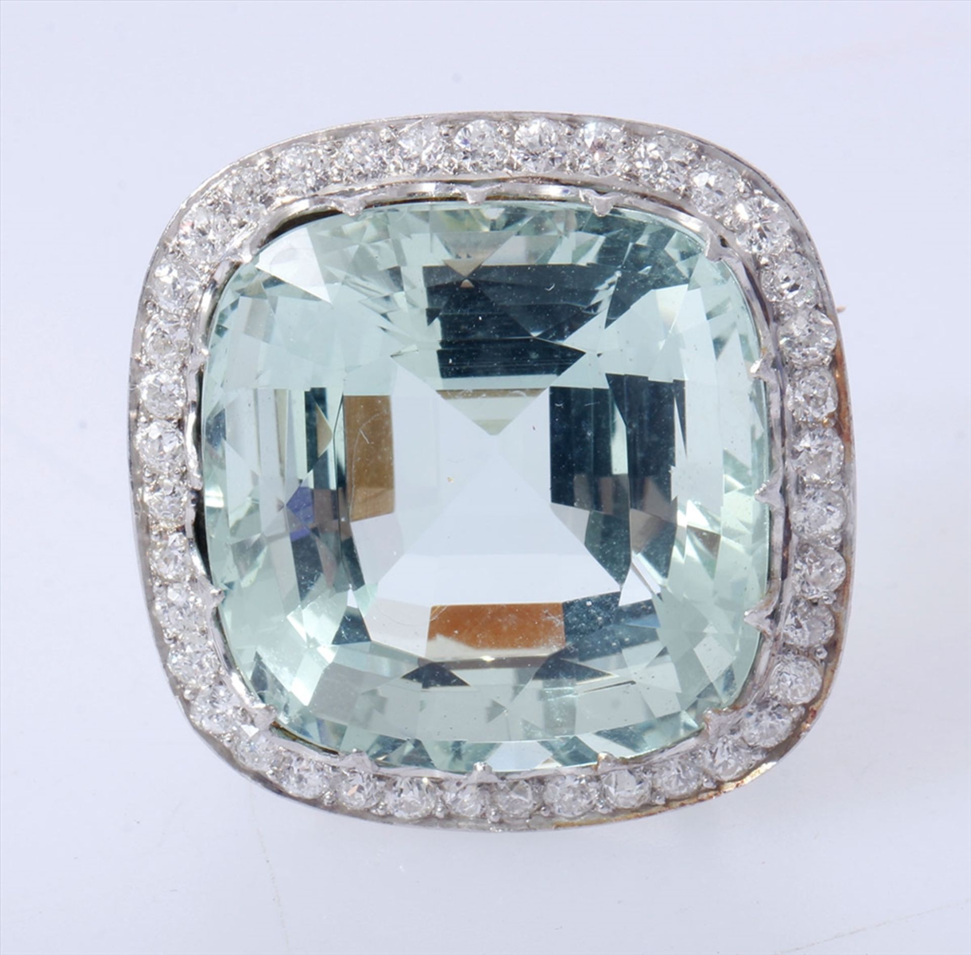 Brosche/Anhänger, 750 WG, Aquamarin, ca. 56,8 Karat, 39 Diamanten im Altschliff mit 1,30ct. . Mit