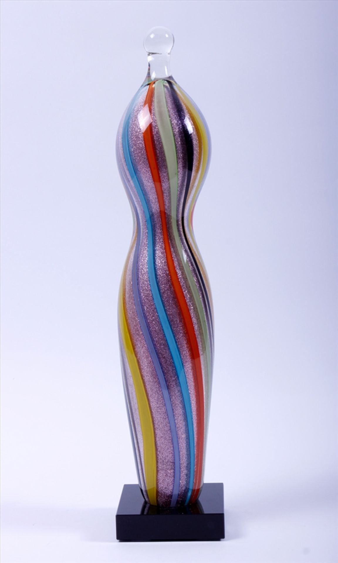 Skulptur, Glas, wohl Murano, 2. Hälfte 20. Jh., taillierte Flaschenform auf quadratischem Sockel, - Bild 2 aus 2