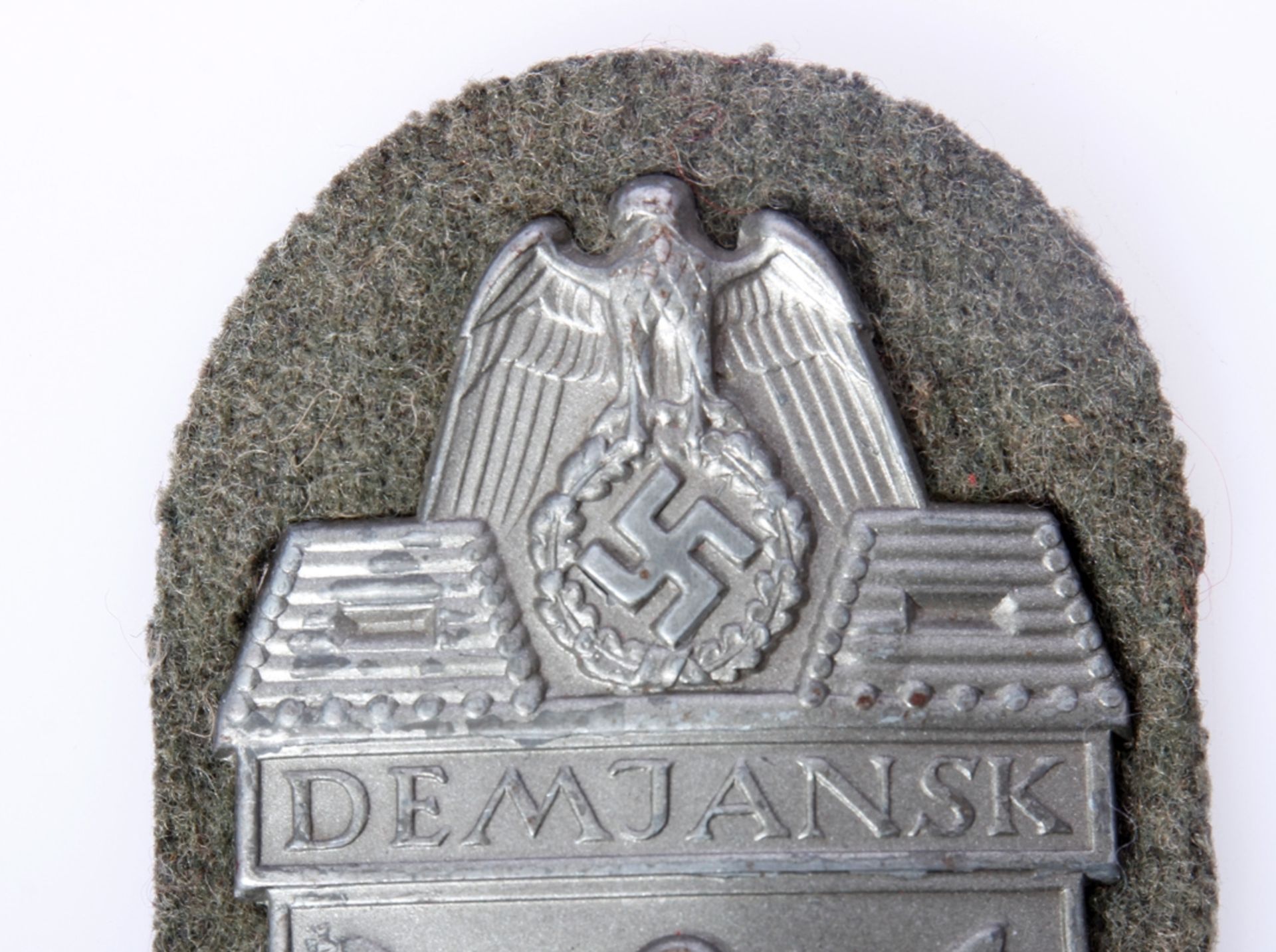 Demjanskschild 1942 auf Heeresstoff mit Gegenplatte, 4 seitlichen Splinten und Heeresstoff, Eisen, - Image 5 of 5