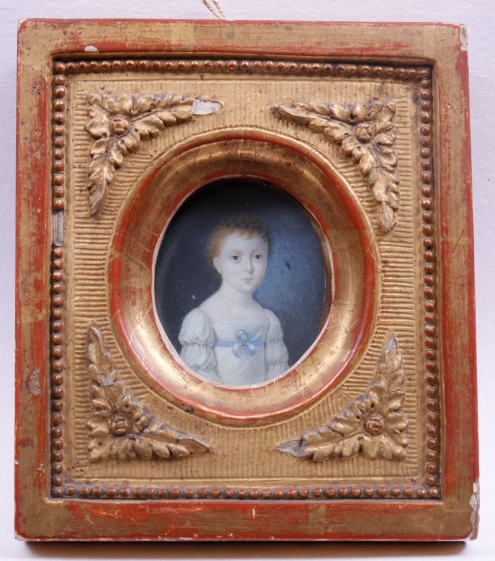Biedermeier-Elfenbein-Miniatur, kleines Mädchen mit weißem Kleid und Kranz im Haar, 1.H.19.Jhdt.,