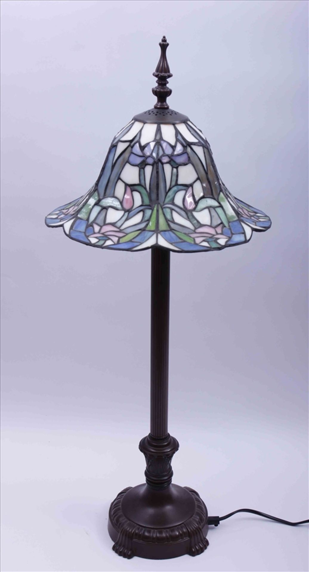 Tischlampe, 20.Jh., Tiffany-Stil, kannelierter Schaft, Bleiglasschirm, H: 71cm